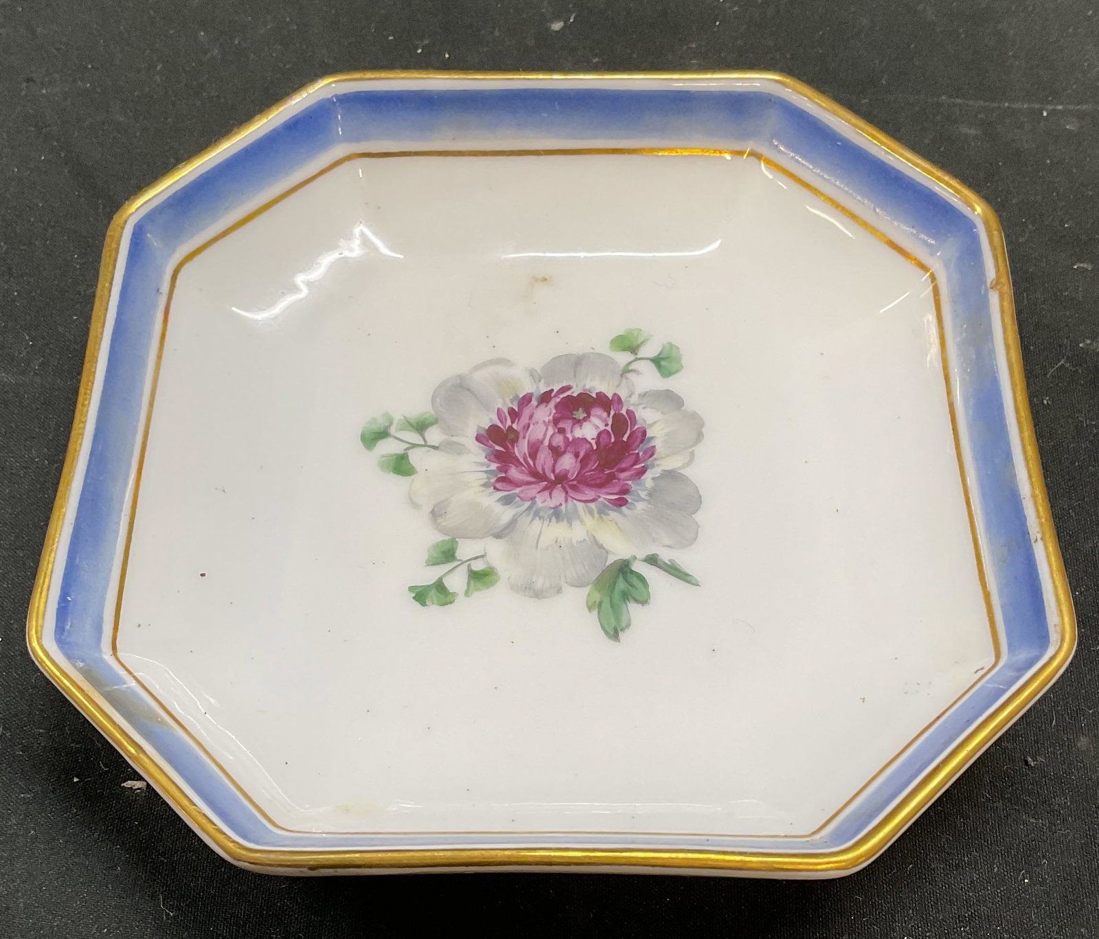 Royal Copenhagen Porcelain Floral Squr Dish Denmark: Royal Copenhagen porcelain square dish. Hand painted floral center and blue and gilt border. Signed. Made in Denmark. Measures approx 4.75 x 4.75 x 1 inches. Some scratching. Royal Copenhagen dish, po