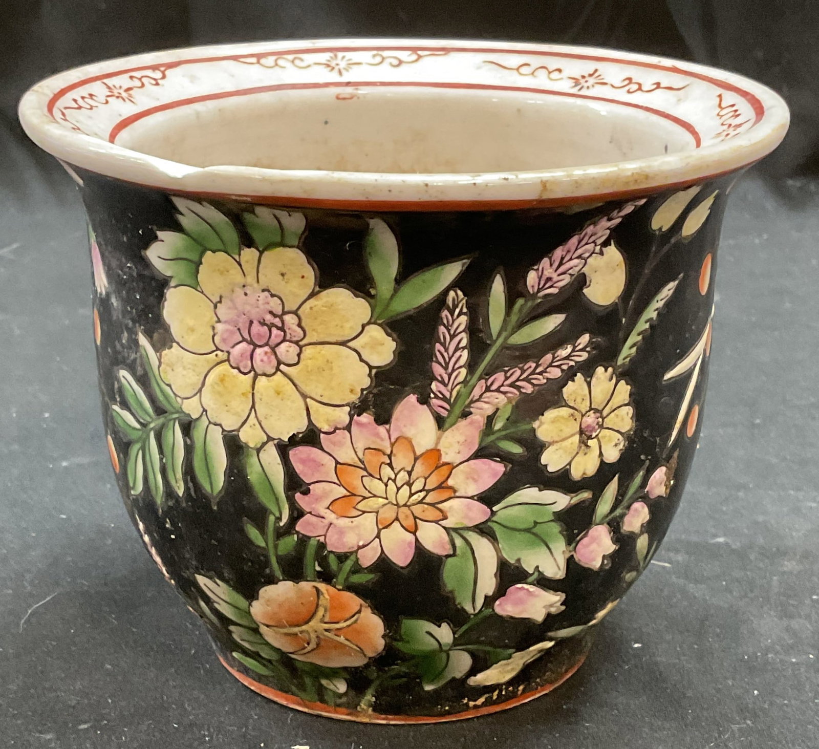 Vtg Chinese Black Floral Porcelain Jardiniere: Vintage Chinese porcelain jardiniere. Signed. Black with pink and yellow floral design. Hand painted. Measures approx 5.5 x 4.5 inches. Some scratching and chips. Chinese planter, Chinese jardiniere, 