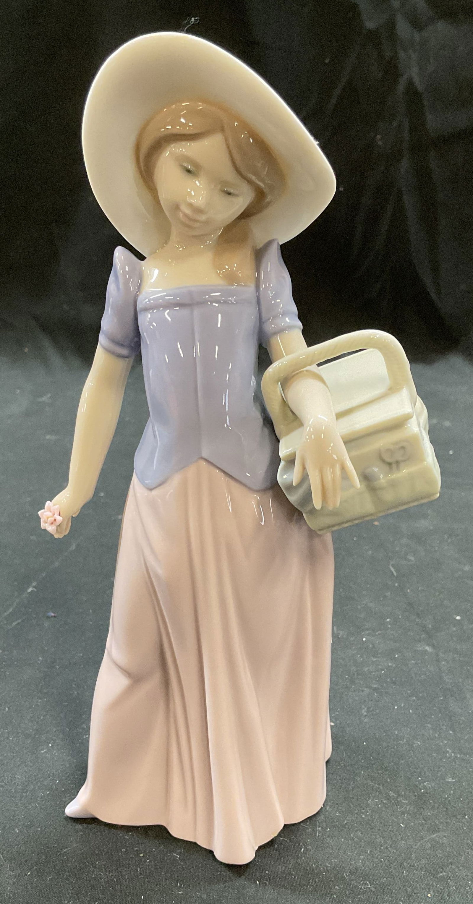 Lladro Tailor Made Girl Porcelain Figurine Spain (1 of 6)