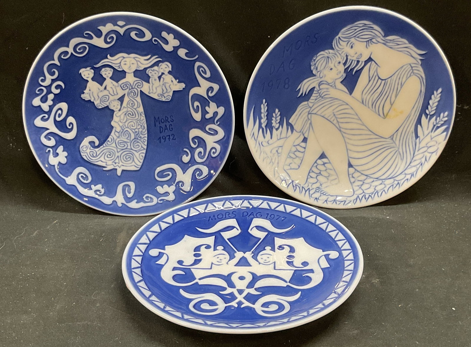 Lot 3 Royal Copenhagen Mothers Day Plates 1970s: Lot of 3 Vintage Royal Copenhagen porcelain display plates, blue and white. Hand painted. Mothers Day 1972, 1977, and 1978. Mother and child designs. Signed. Made in Denmark. Measure approx 6 inches w