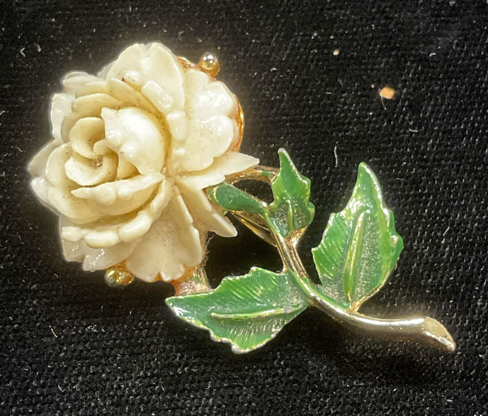 Vtg Gold Tone Enamel White Flower Brooch: Vintage gold tone enamel and white lucite flower motif brooch. Measures approx 1.75 x 1 inches. Some wear including scratching observed. Jewelry, estate jewelry, costume jewelry, cocktail jewelry, fas