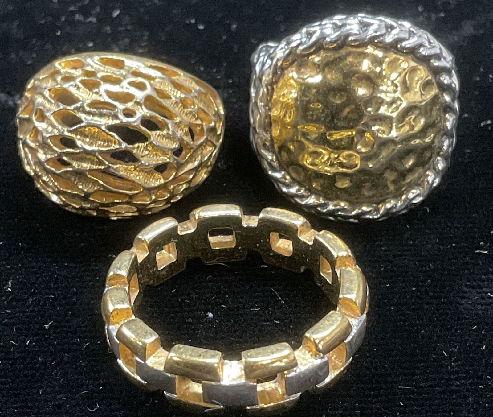 Lot 3 Silver & Gold Tone Rings: Lot of 3 silver tone and gold tone rings. Round textured setting, domed open setting, and chain link motif band. Largest ring size 8.5. Some scratching. Jewelry, estate jewelry, costume jewelry, cockt