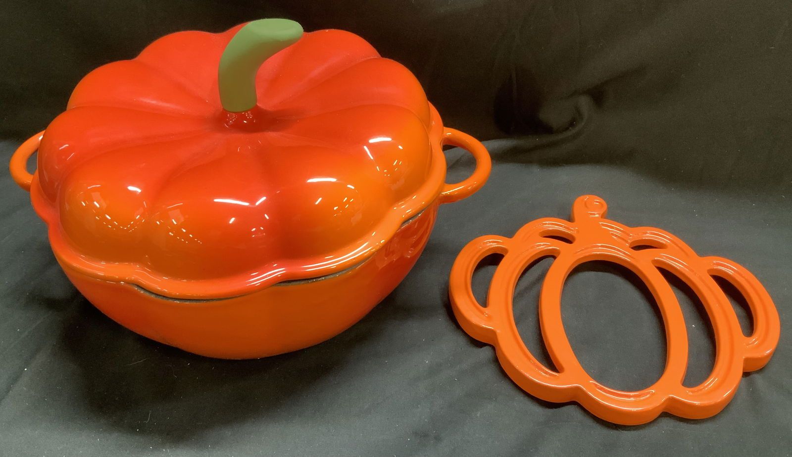 Technique Porc Enamel Cast Iron Pumpkin Dutch Oven (1 of 8)
