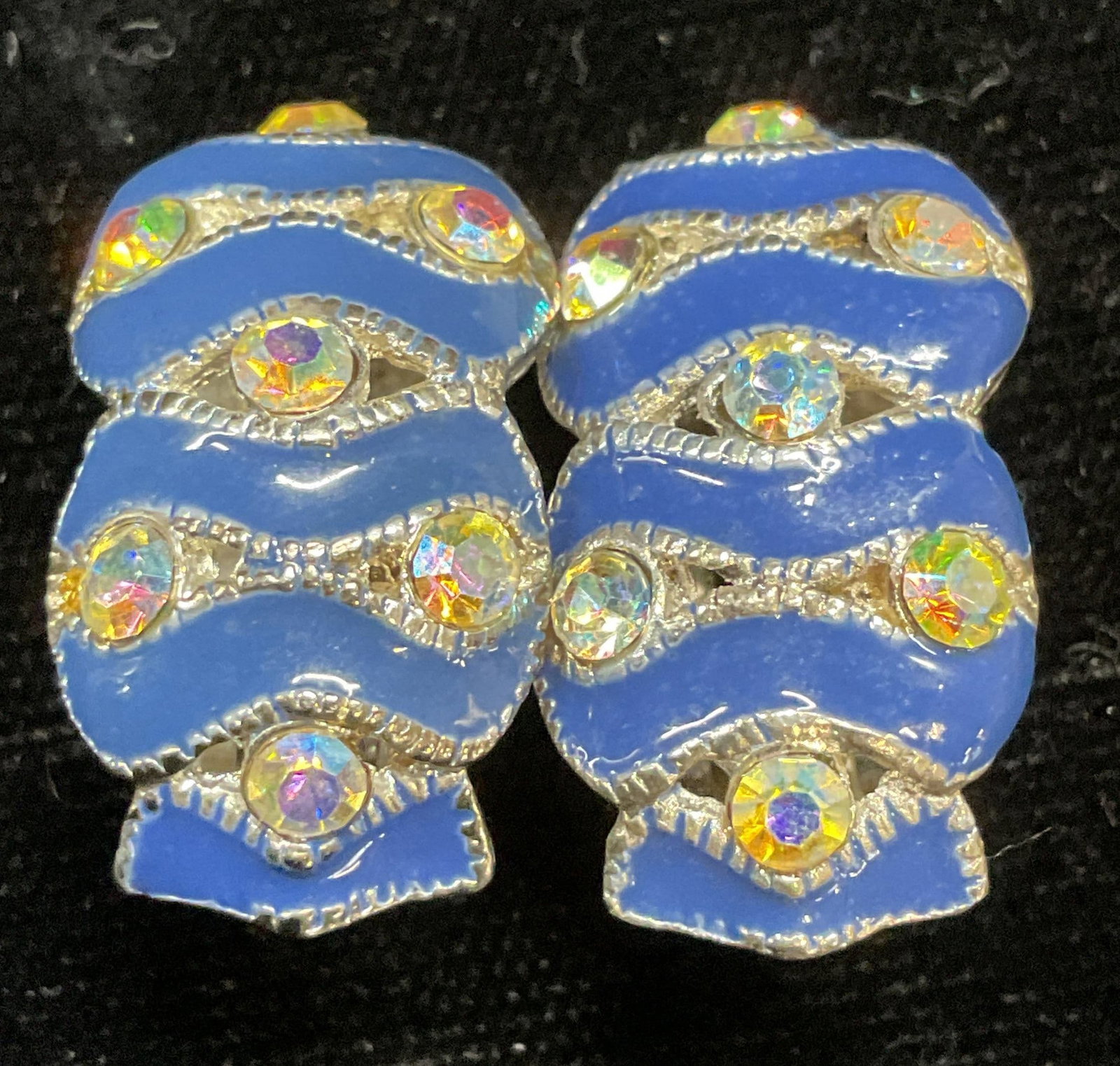 Vtg Silver Tone Blue Enamel Crystal Earrings: Vintage silver tone blue enamel and colorless crystal earrings. Measure approx 1 inch long. Some scratching. Jewelry, estate jewelry, costume jewelry, cocktail jewelry, fashion jewelry, accessories, f