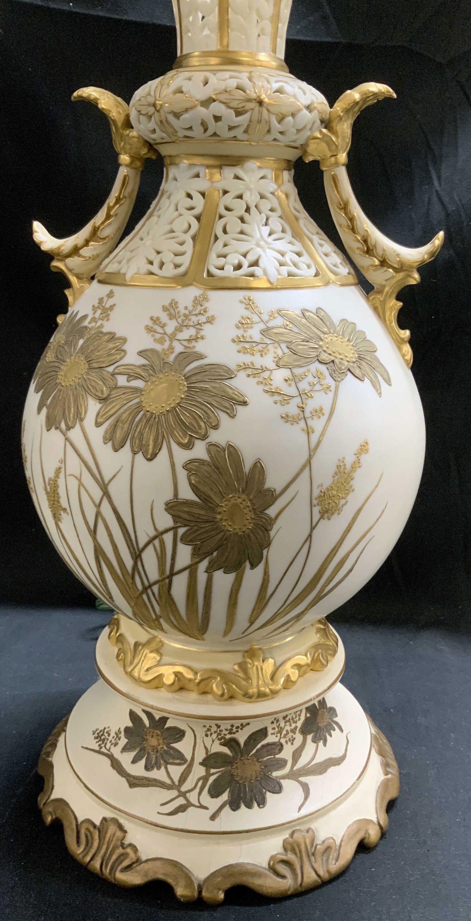 Vntg Orleans Electric Porcelain Floral Table Lamp (1 of 6)