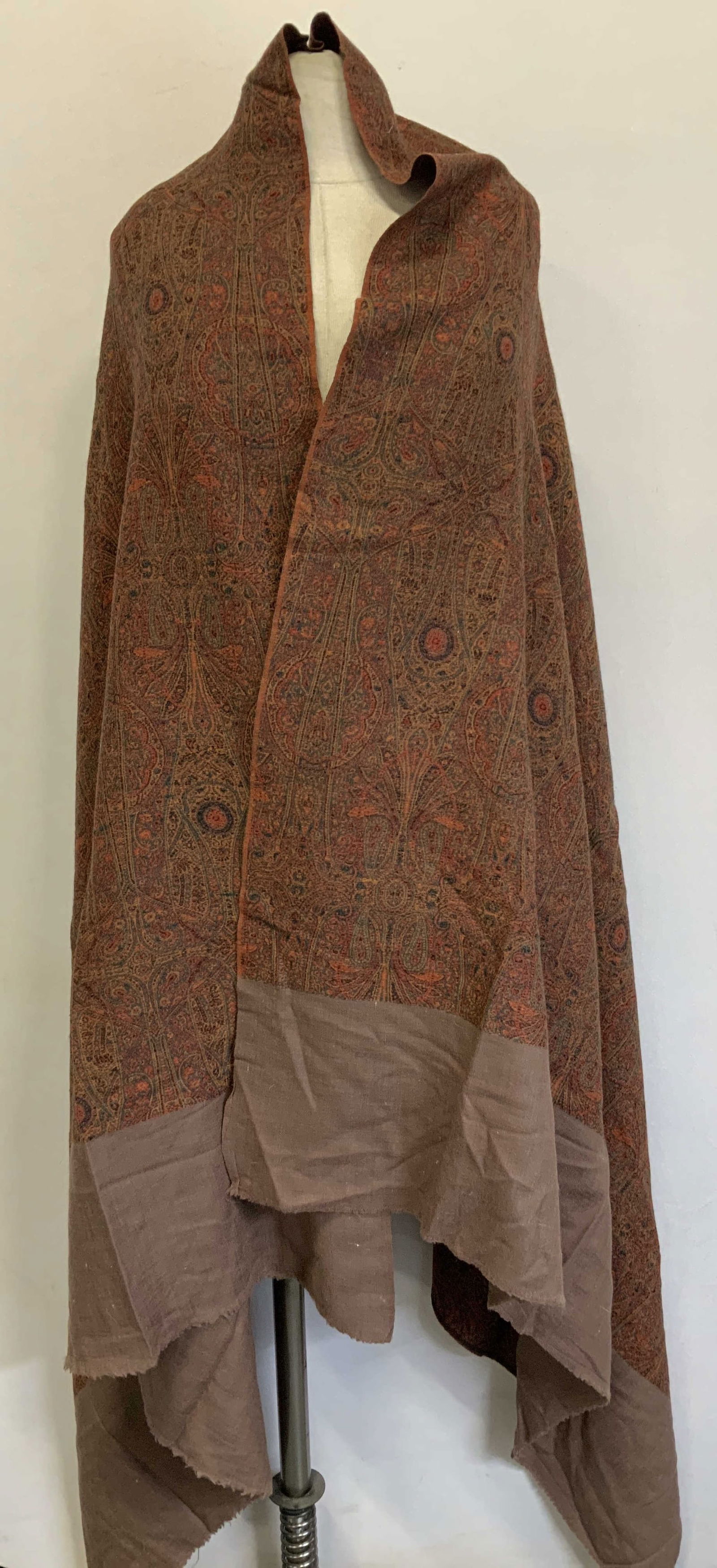 Vntg Brown & Red Paisley Shawl: Shawl features a red toned paisley pattern & brown edges. Appears to be possible wool material. No visible signature or markings. Surface wear consistent to age, use & exposure. Measurements: length 7