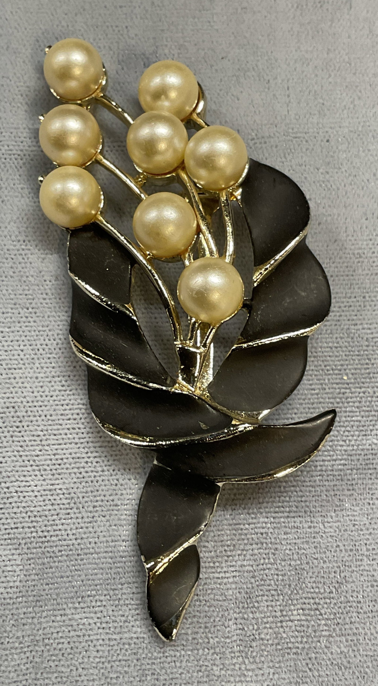 Vintage Black Faux Pearl Flower Brooch 3 In: Vintage silver tone black enameled faux pearl flower brooch. Measures approx 3 x 1.25 inches. Some wear including scratching observed. Jewelry, estate jewelry, costume jewelry, fashion jewelry, cockta