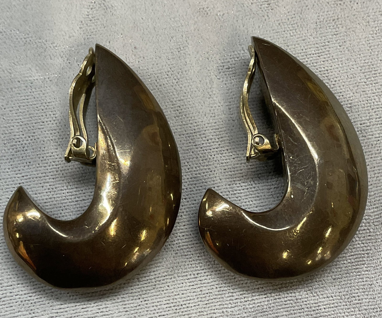 Vtg Patricia von Musulin Sterling Silver Earrings: Vintage Patricia von Musulin sterling silver earrings. Modernist, curved half hoop design. Signed. Marked sterling. Measure approx 1.75 x 1.25 inches. Total weight 1.07 ozt. Some patina and scratching
