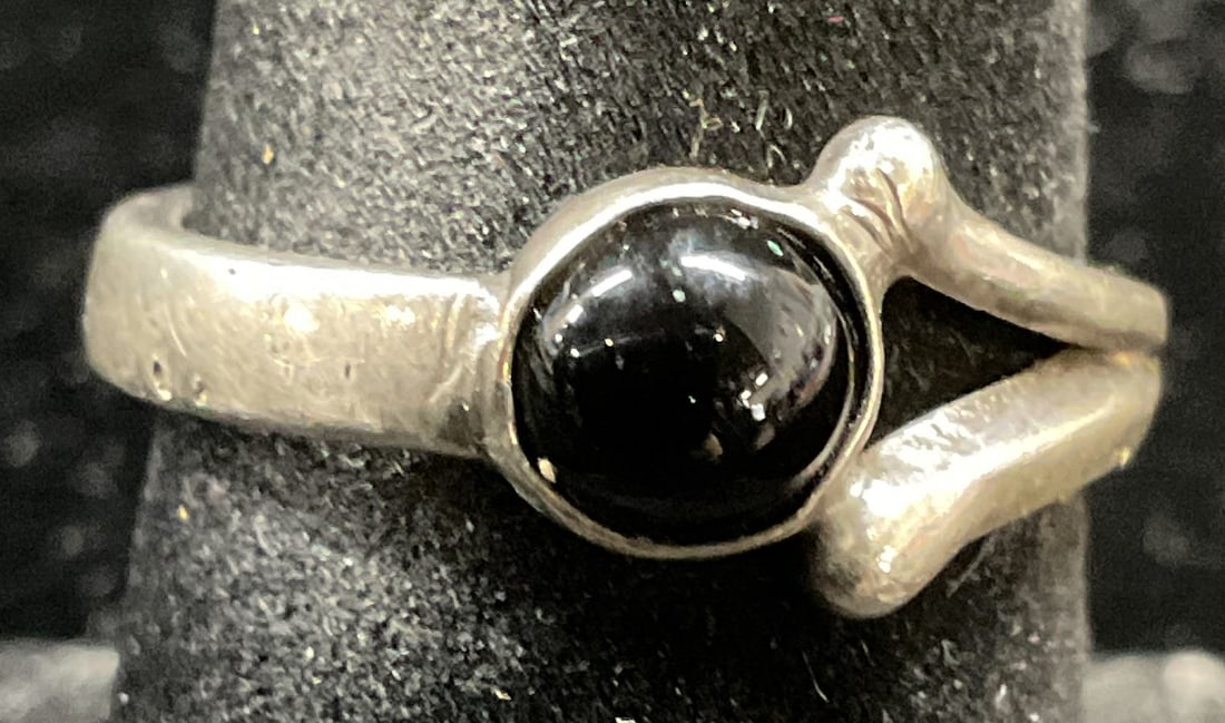Vntg Sterling Silver Black Glass Cabochon Ring: Vintage sterling silver ring with black glass cabochon. Marked sterling. Size 6.75. Total weight 3 grams. Some scratching. Jewelry, estate jewelry, fine jewelry, cocktail jewelry, fashion jewelry, acc