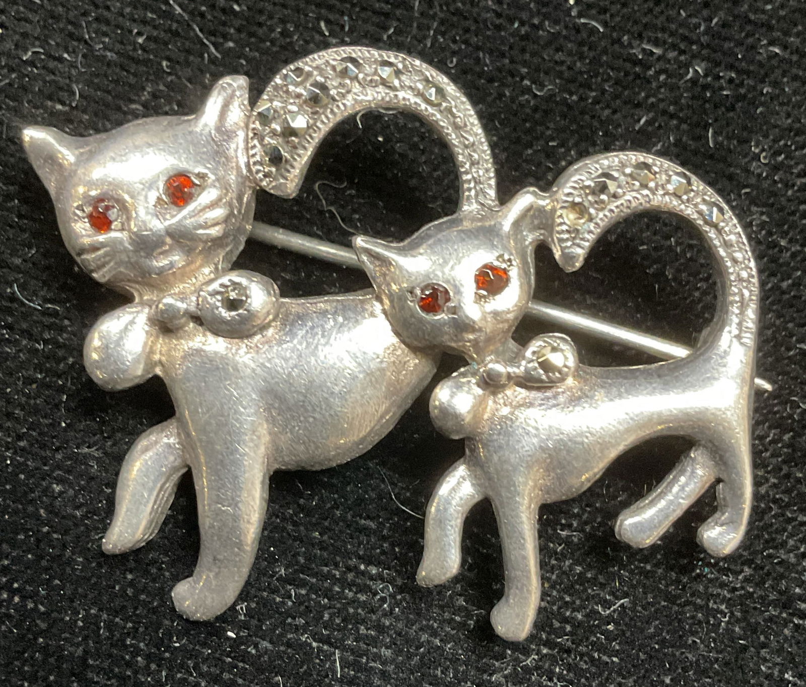 Vtg Silver Tone Crystal Double Cat Brooch (1 of 6)