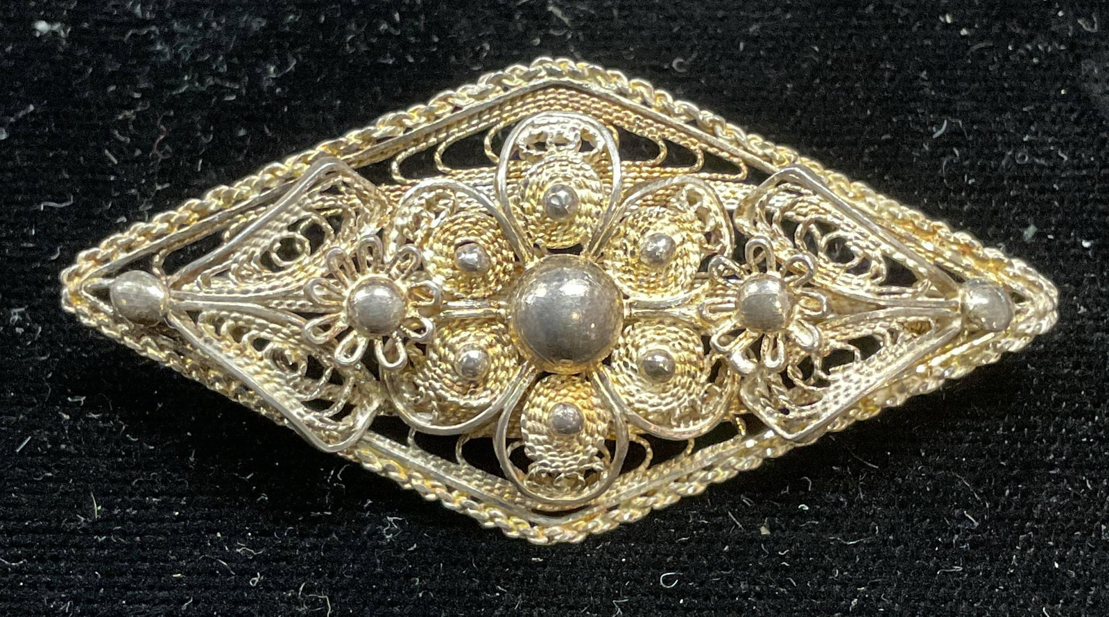Vtg Fine Silver Plated Flower Filigree Brooch: Vintage fine silver plated filigree brooch with flower motif. Marked 1000. Measures approx 1 x 2 inches. Some scratching. Jewelry, estate jewelry, costume jewelry, cocktail jewelry, fashion jewelry, a