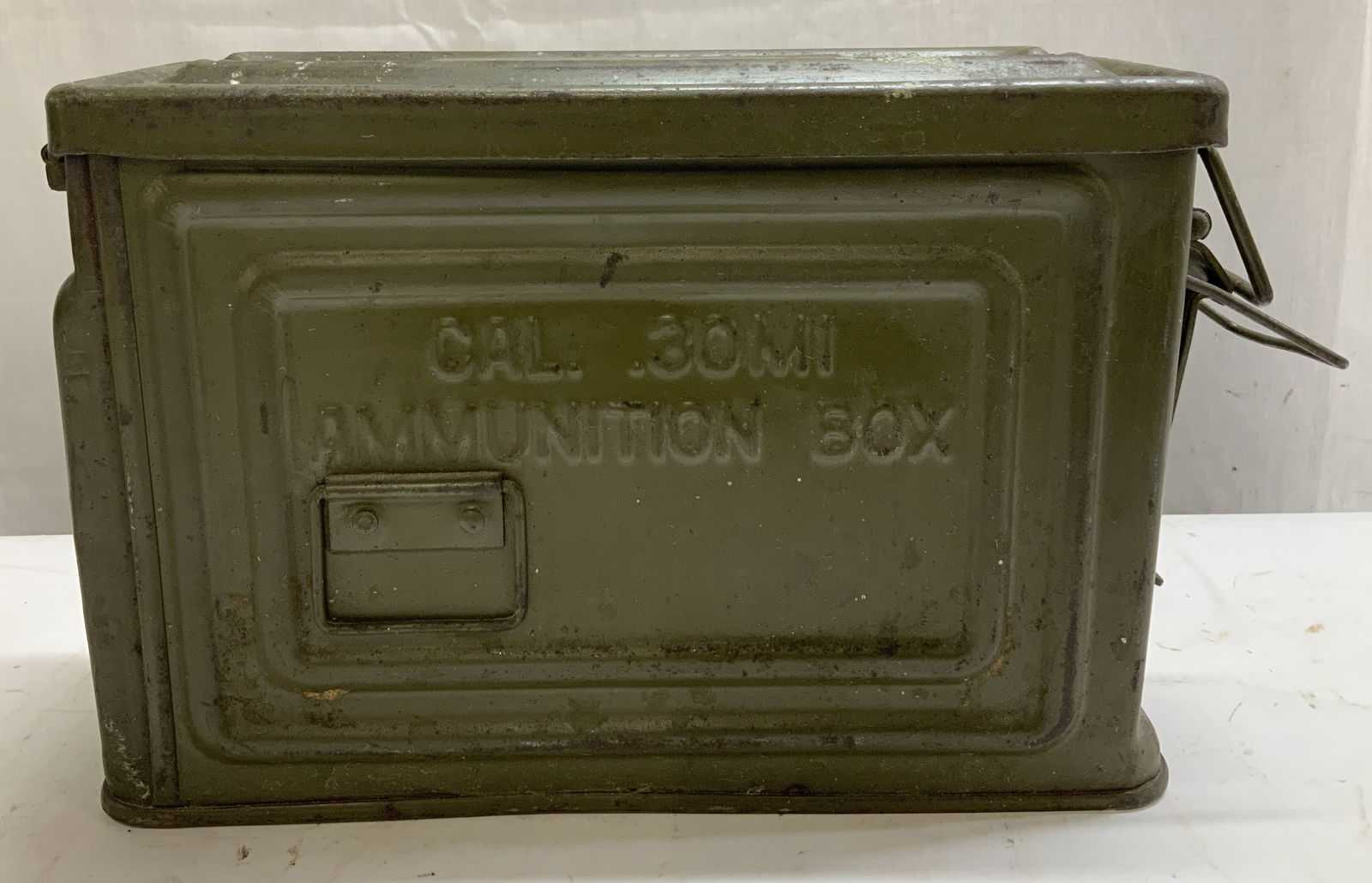 Reeves U.S. WWII Cal.30ML Ammunition Steel Box: Vintage U.S. WWII-era M1 ammunition box for .30 caliber ammunition. Box was designed to carry 250 rounds of belted or linked .30 caliber machine gun ammunition. It was intended for use with the M1917