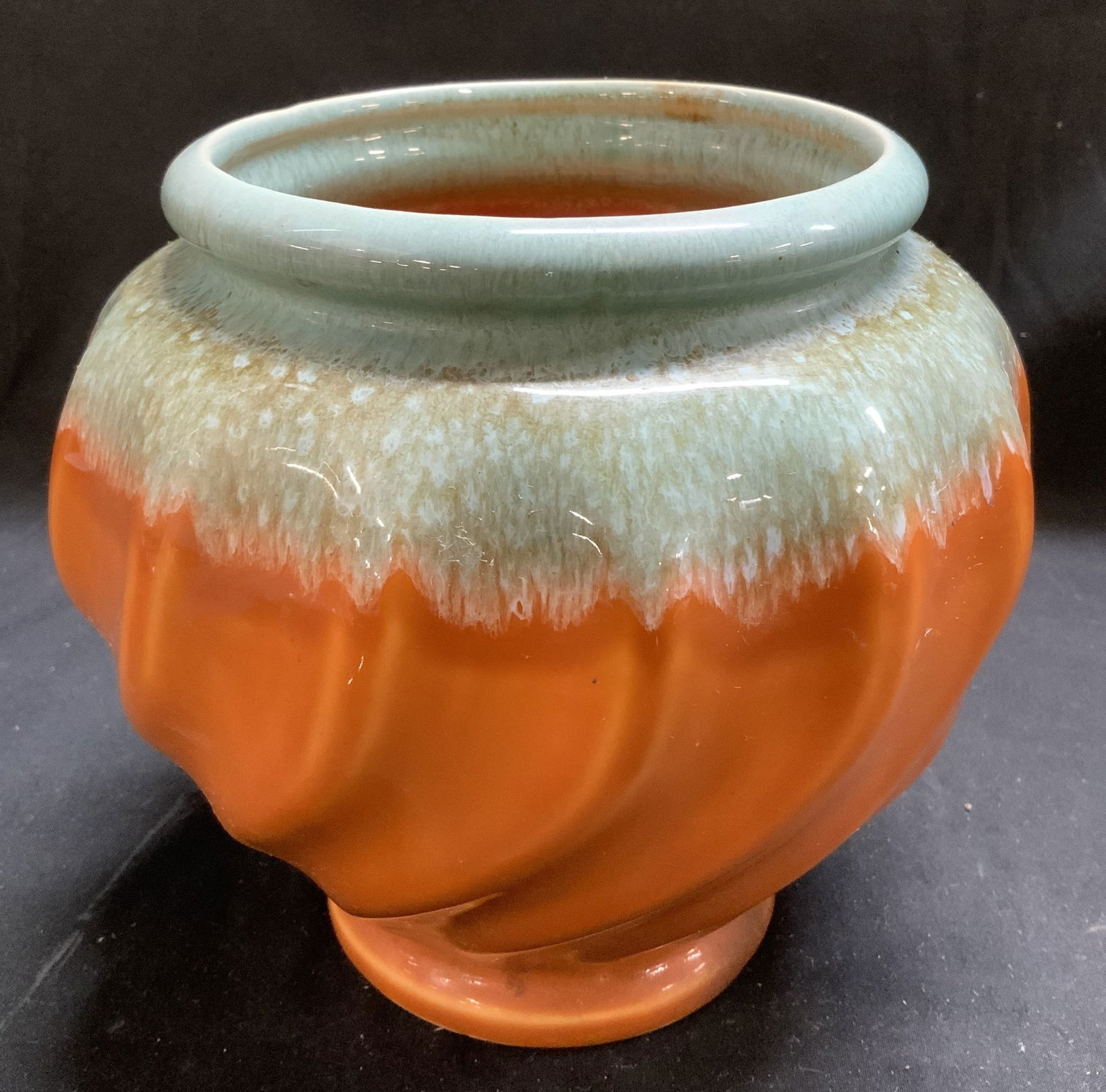 Vntg Hull Swirl Urn Drip Glaze Vase U.S.A (1 of 6)