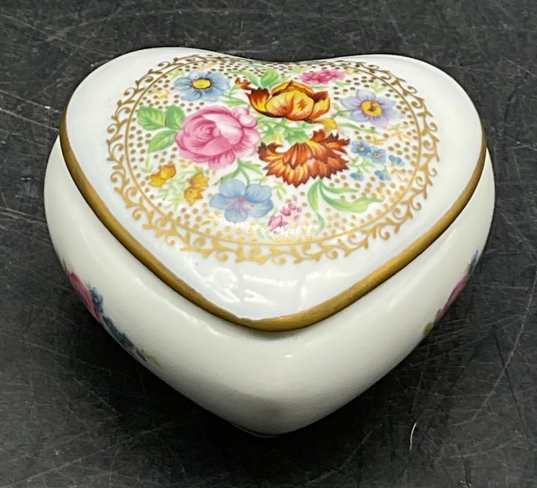 SGND Heart French Limoges Porcelain Pill Box W Lid (1 of 9)