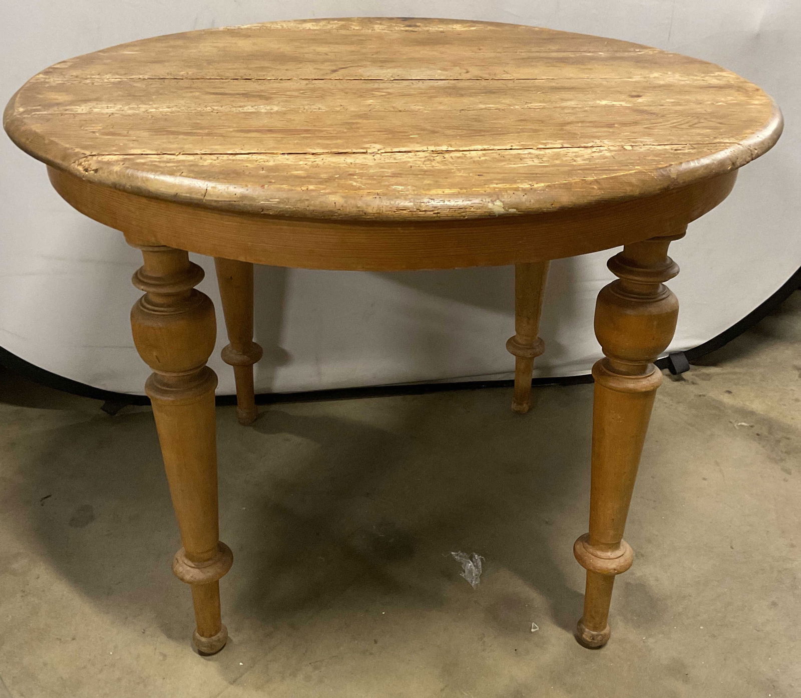 Scrubbed Pine Round Turned Leg Dining Table (1 of 6)