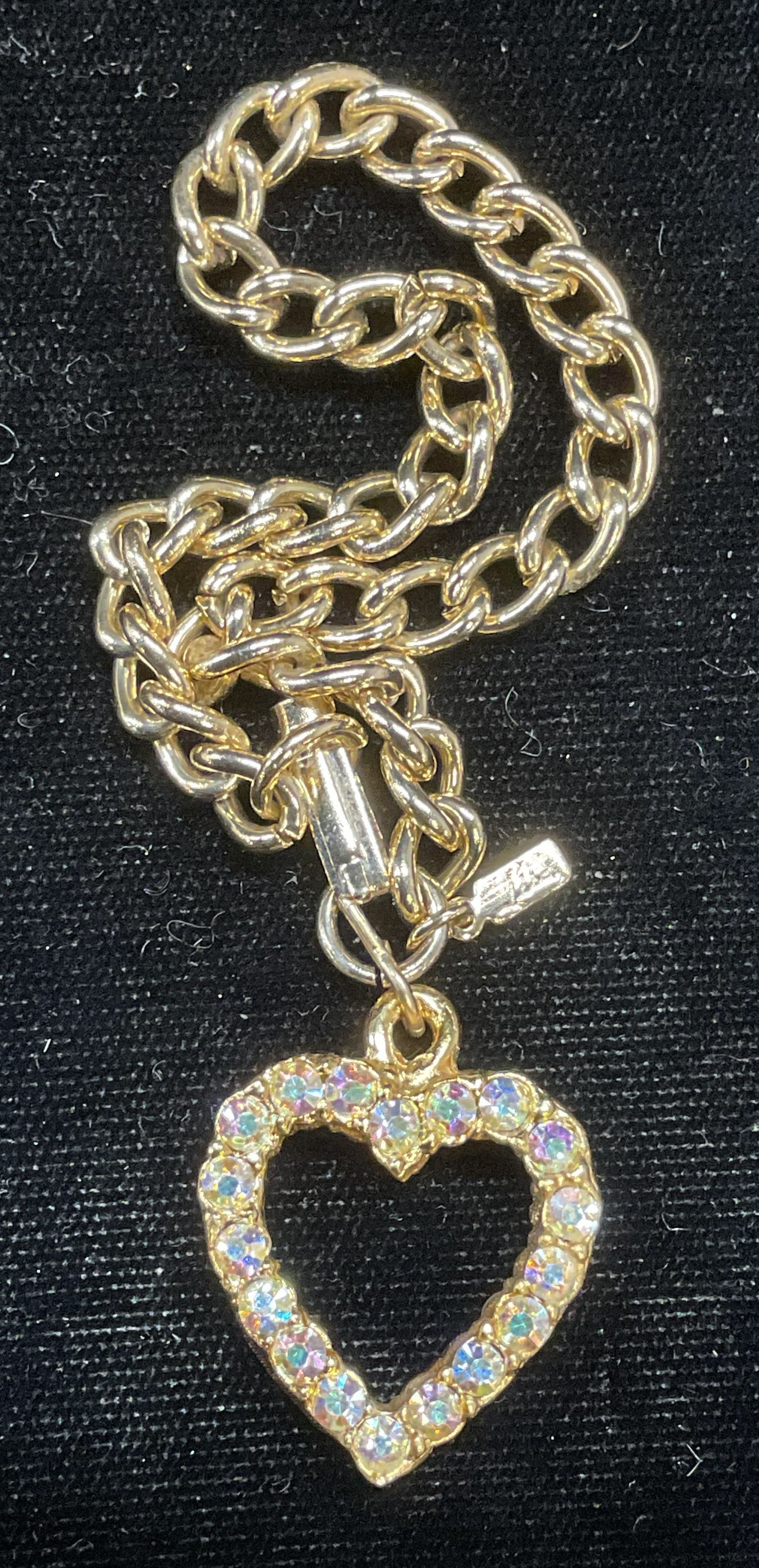 Vtg Lisa Gold Tone Crystal Heart Bracelet: Vintage Lisa gold tone chain bracelet with heart pendant. Crystal and faux pearl decoration. Signed. Measures approx 7 inches long. Some wear including scratching. Jewelry, estate jewelry, costume jew