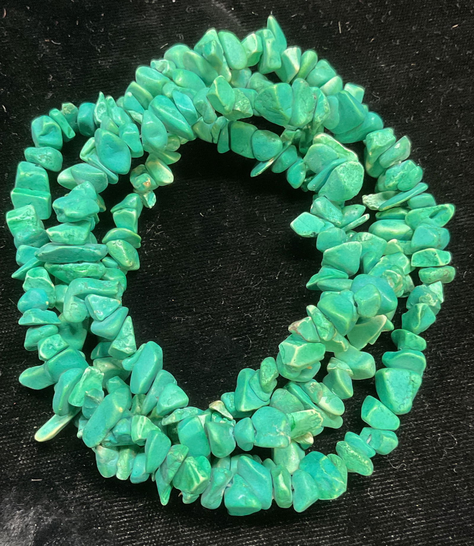 Vintage Handmade Green Chip Beaded Necklace: Vintage handmade green chip beaded necklace. Faux stone beads. Drop length approx 17 inches. Some scratching and chips. Jewelry, estate jewelry, costume jewelry, cocktail jewelry, fashion jewelry, acc