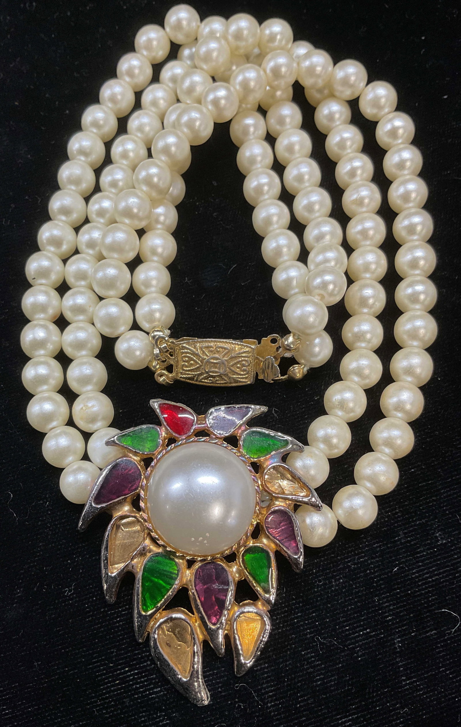 Vintage Faux Pearl Enamel Pendant Necklace: Vintage faux pearl double strand necklace its faux pearl and enameled pendant. Drop length approx 7.5 inches. Some scratching. Some enamel needs replacement. Jewelry, estate jewelry, costume jewelry, 
