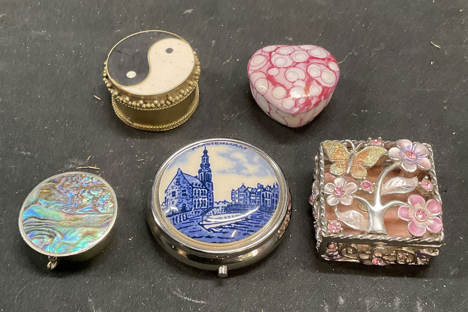 5 Crystal, Enamel, Porc Trinket Pill Boxes Mexico+: Lot of 5 vintage pill and trinket boxes. Pink porcelain heart shaped pill box. Silver tone yin yang motif trinket box, silver tone crystal and enamel floral butterfly trinket box, signed GR, silver to