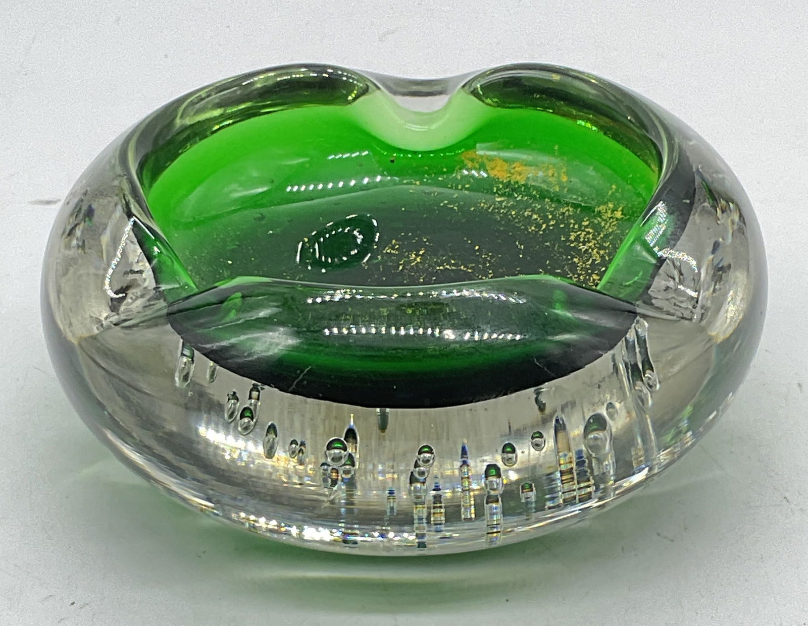 MCM MURANO Art Glass Green Gold Ashtray: Mid century modern hand blown art glass ashtray. Green to clear with gold leaf and controlled bubble design. Thick walled glass, piece is heavy, style of MURANO. No visible signature or marks. Measure