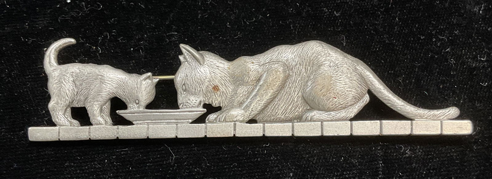 JJ JONETTE Silver Tone Cats Brooch 3.5 In L (1 of 6)