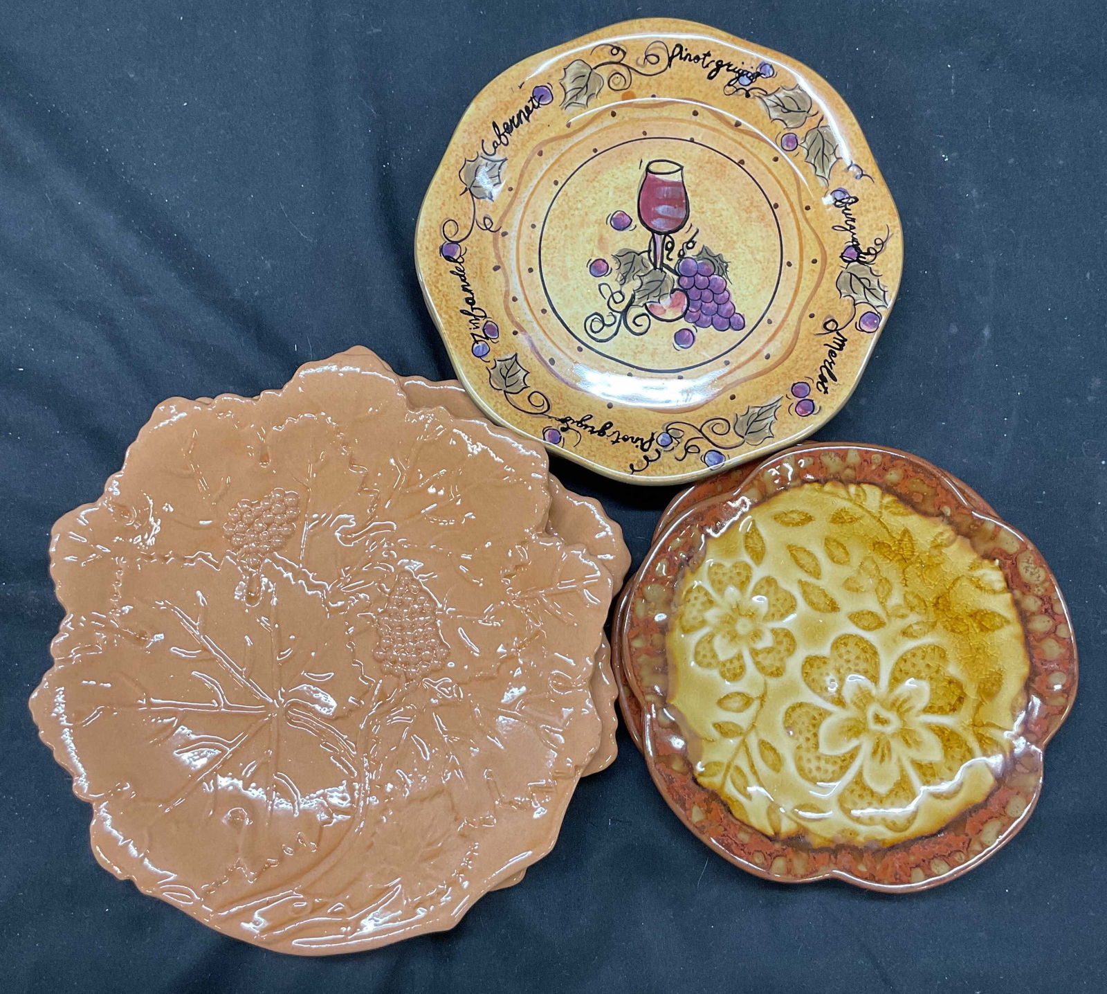 Sgn Lot 6 Deruta Italy Plates + Ceramic Plates: Lot of 6 pieces. Includes two signed Deruta ceramic plates. Signed Italy on underside. Leaves and grape design with scalloped edges. Measures approx 8 inches in diameter. Includes two Centrum hand pai