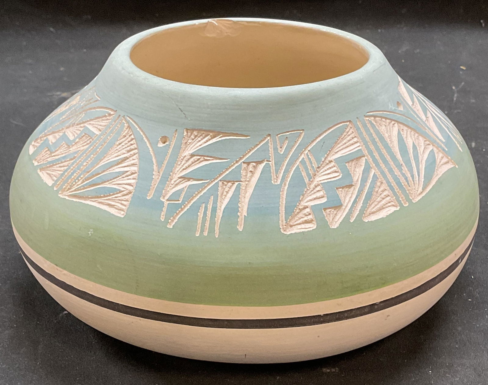 Signed Navajo Mesa Verde Pottery Vase USA (1 of 6)