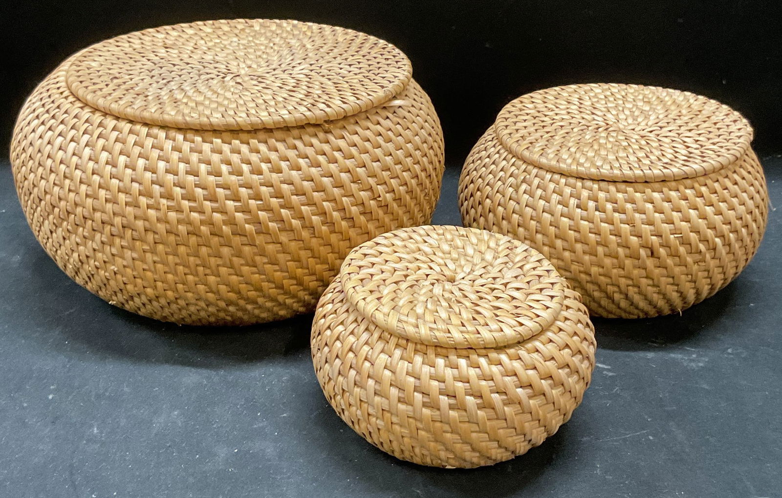 Set 3 Lidded Woven Straw Nesting Baskets (1 of 6)