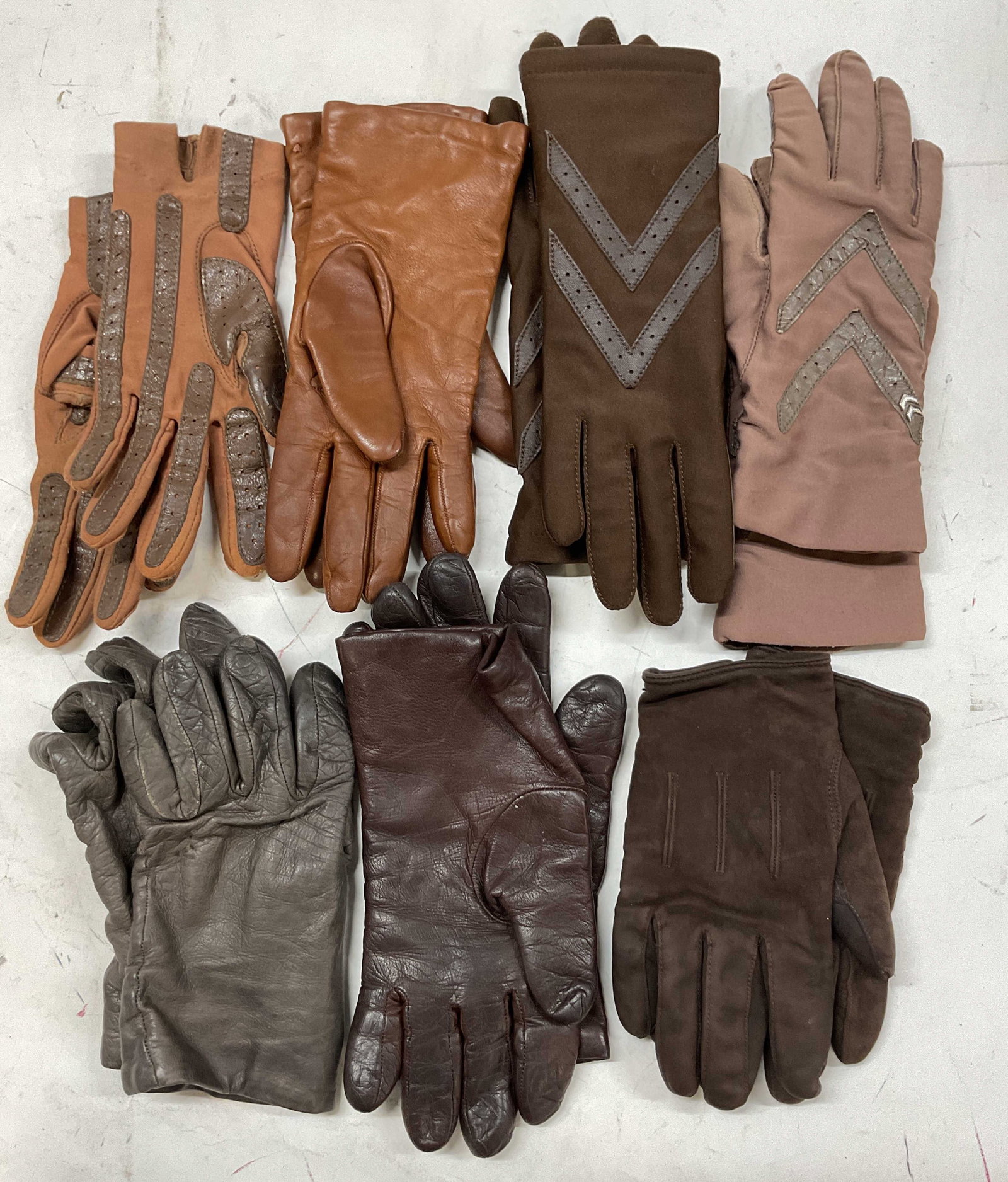 Lot 7 Pairs Brown Gloves Italy & Philippines+: Lot of 7 pairs of brown gloves. Some made in Italy and the Philippines. Some brands include Talbots, Aris Sotoner, Brocks Brothers, and more. Materials include leather, cashmere, nylon, and more. Some