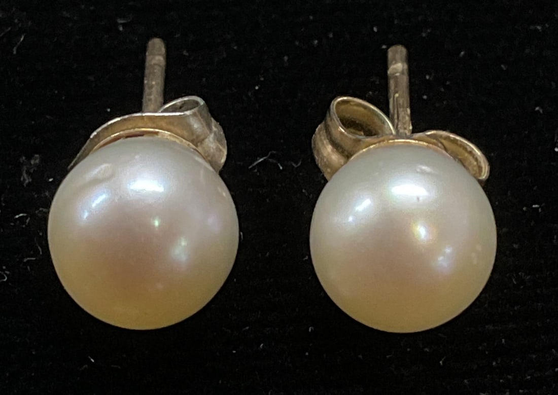 Vintage White Pearl Stud Earrings: Vintage white pearl round stud earrings with gold tone backs. Measure approx .25 inches wide. Some scratching. Jewelry, estate jewelry, costume jewelry, cocktail jewelry, fashion jewelry, accessories,