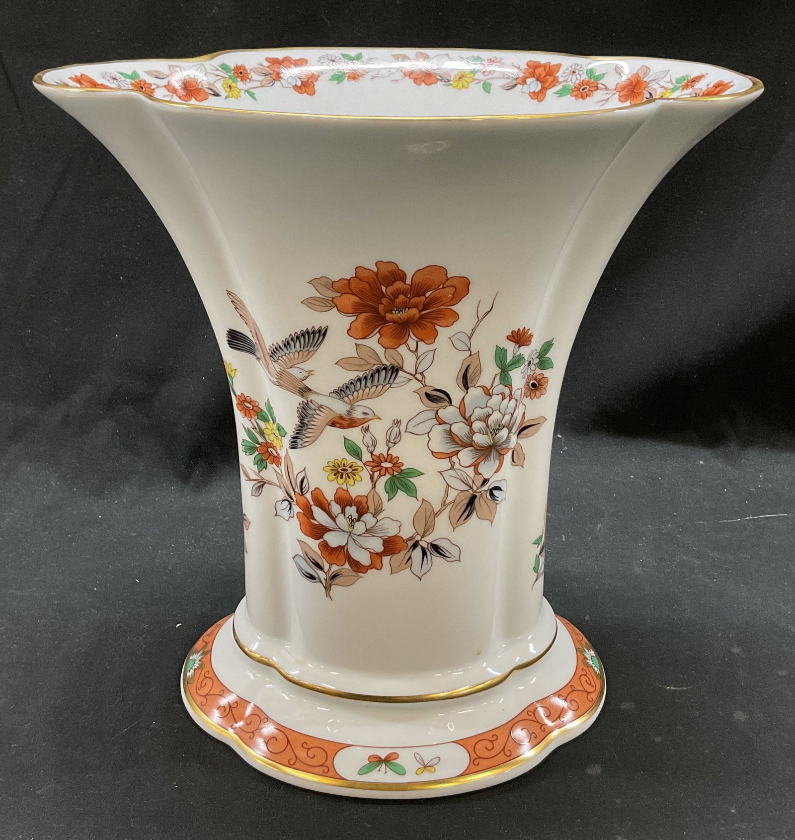 SGND Vista Alegre Porcelain Magnolia Vase Portugal: Signed Vista Alegre porcelain Magnolia vase. Made in Portugal. Signed on underside. Underside reads as follows 1824 Vista Alegre Portugal, Magnolia. Scalloped gilt decorated rim with hand painted flor