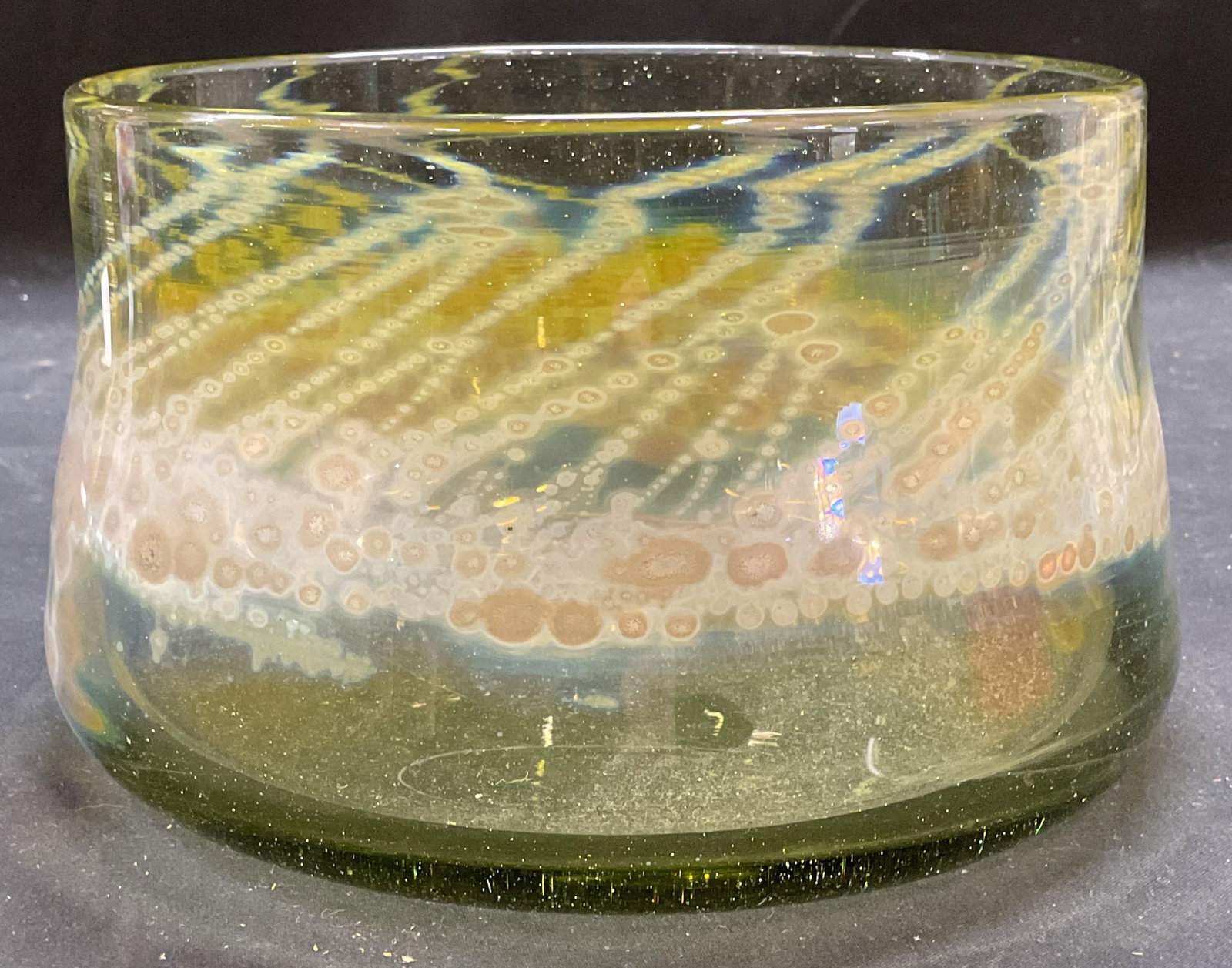 1975 Signed Robert Coleman Art Glass Bowl: Vintage signed Colemn art glass bowl. Robert Coleman, 1975. Hand blown art glass in green with iridescent abstract pattern. Measures approx 7 x 4 inches. Some scratching. Robert Coleman bowl, art glas