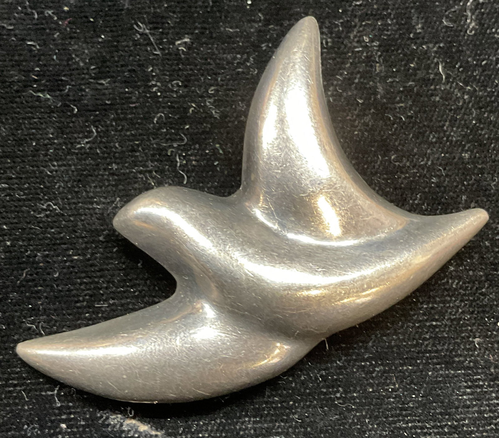 Vintage Sterling Silver Dove Bird Brooch, Mexico: Vintage sterling silver dove bird motif brooch/pendant. Made in Mexico. Marked sterling, partially legible. Measures approx Some scratching. 1.75 x 2.5 inches. Total weight 15.6 grams. Jewelry, estate