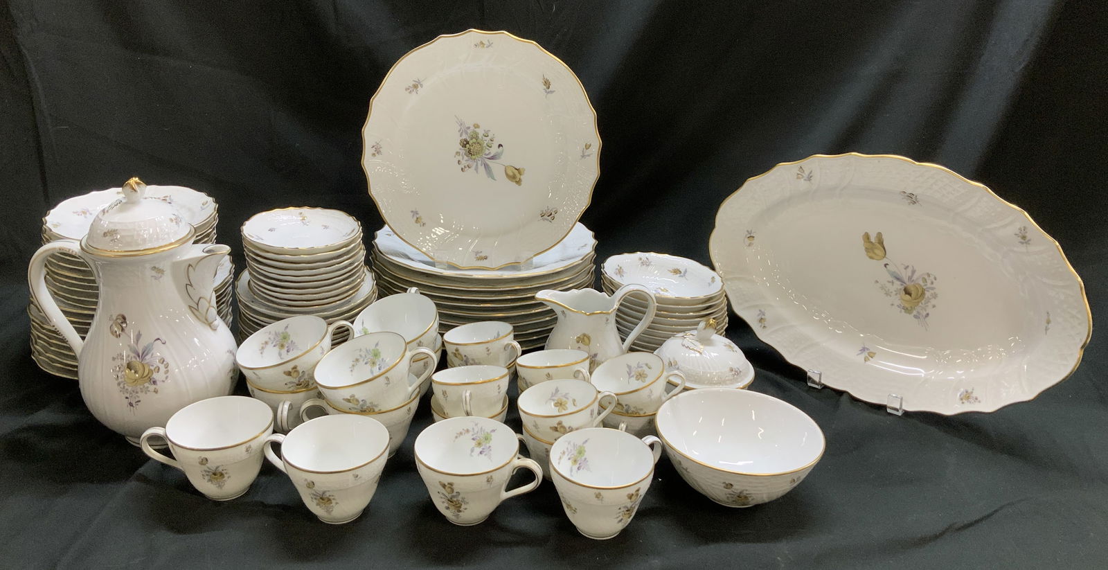 Set85 Hutshenreuther Dresden Wallace Tableware GER: Lot includes, 10 Dinner plates, 10 Salad plates, 10 Bread plates, 10 Small bowls, 10 tea cups, 10 saucers, 10 demitasse cups, 10 saucers, 1 large oval platter, 1 coffee pot, 1 creamer, 1 lidded sugar