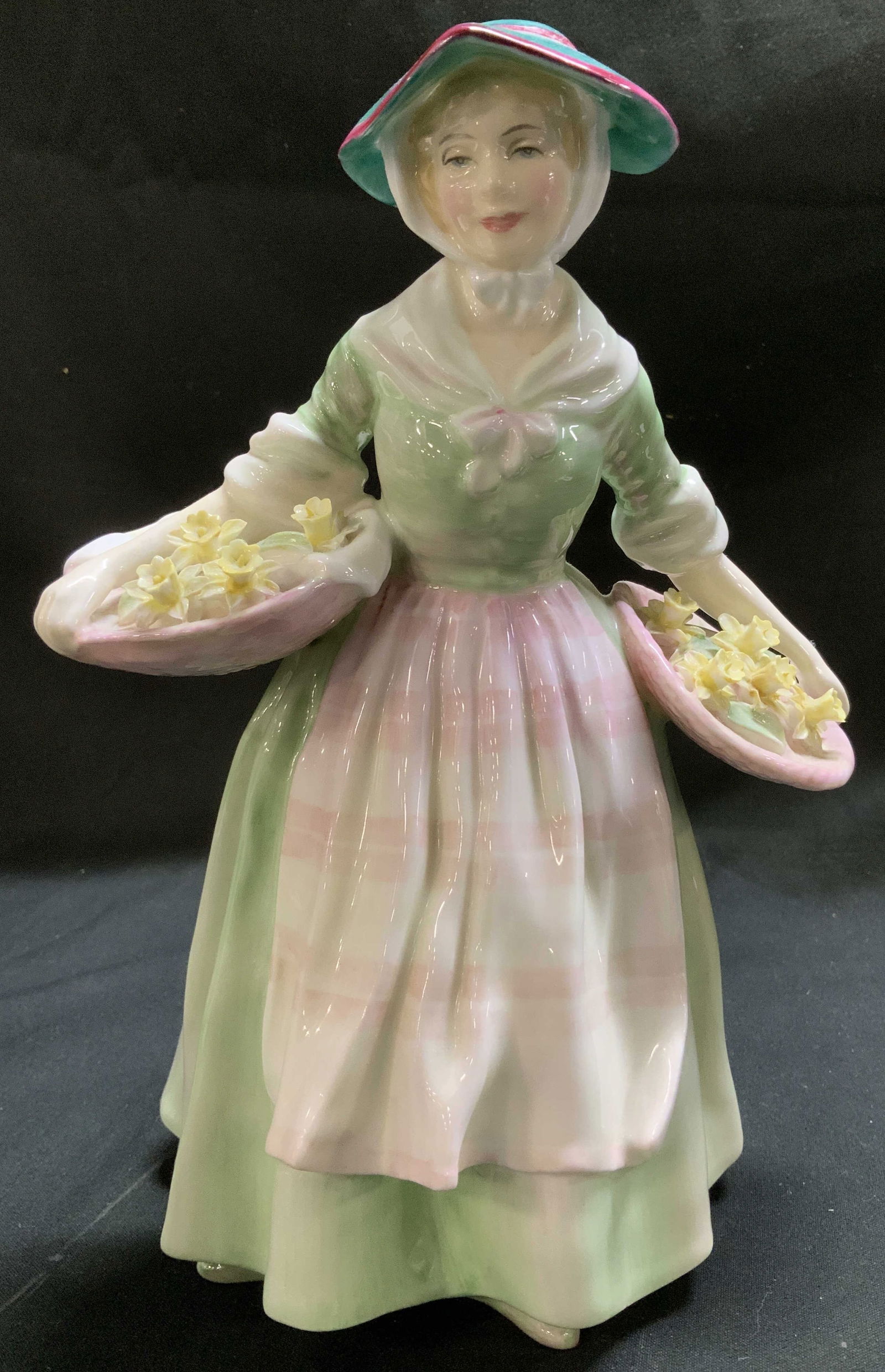 Royal Doulton Daffy Down Dully Figurine ENGLAND (1 of 6)