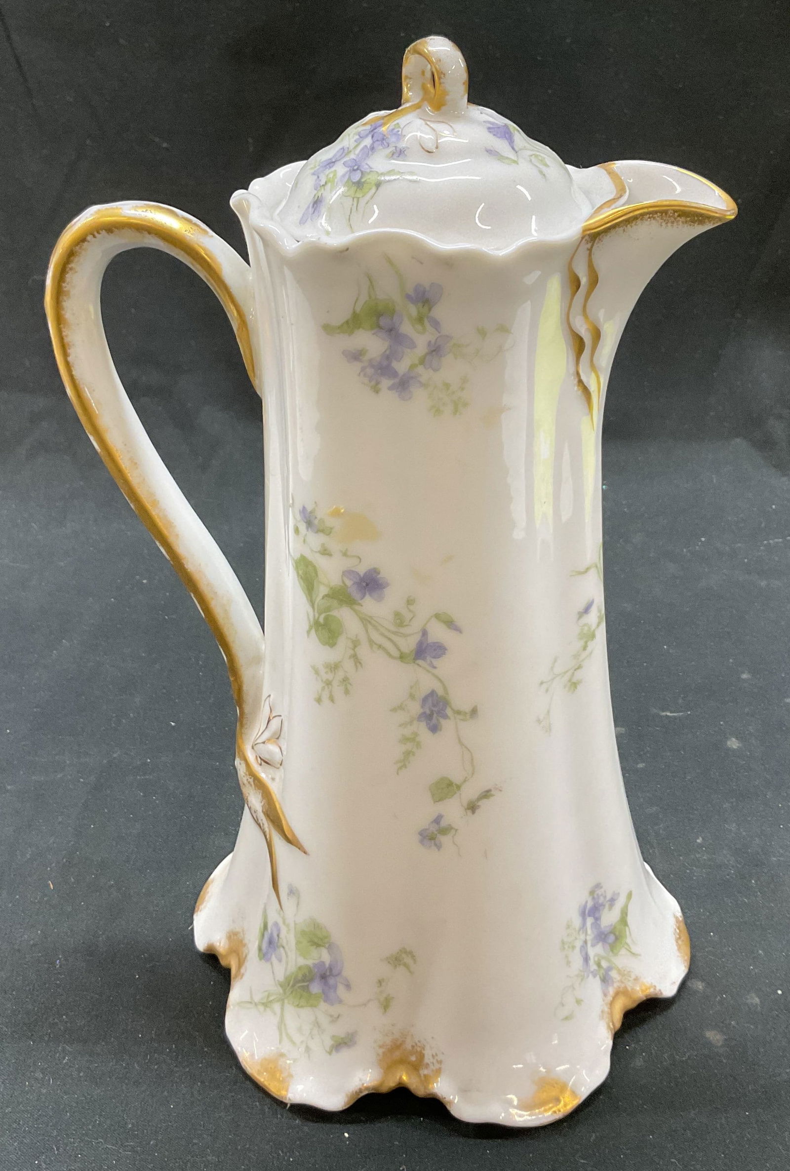 SGND Haviland & Co. Limoges Teapot France: Signed Haviland & Co. Limoges porcelain teapot. Made in France. Signed and marked on underside, reads as follows The Tarascon Haviland & Co. Limoges France. Pattern name is The Tarascon. Gilt decorati