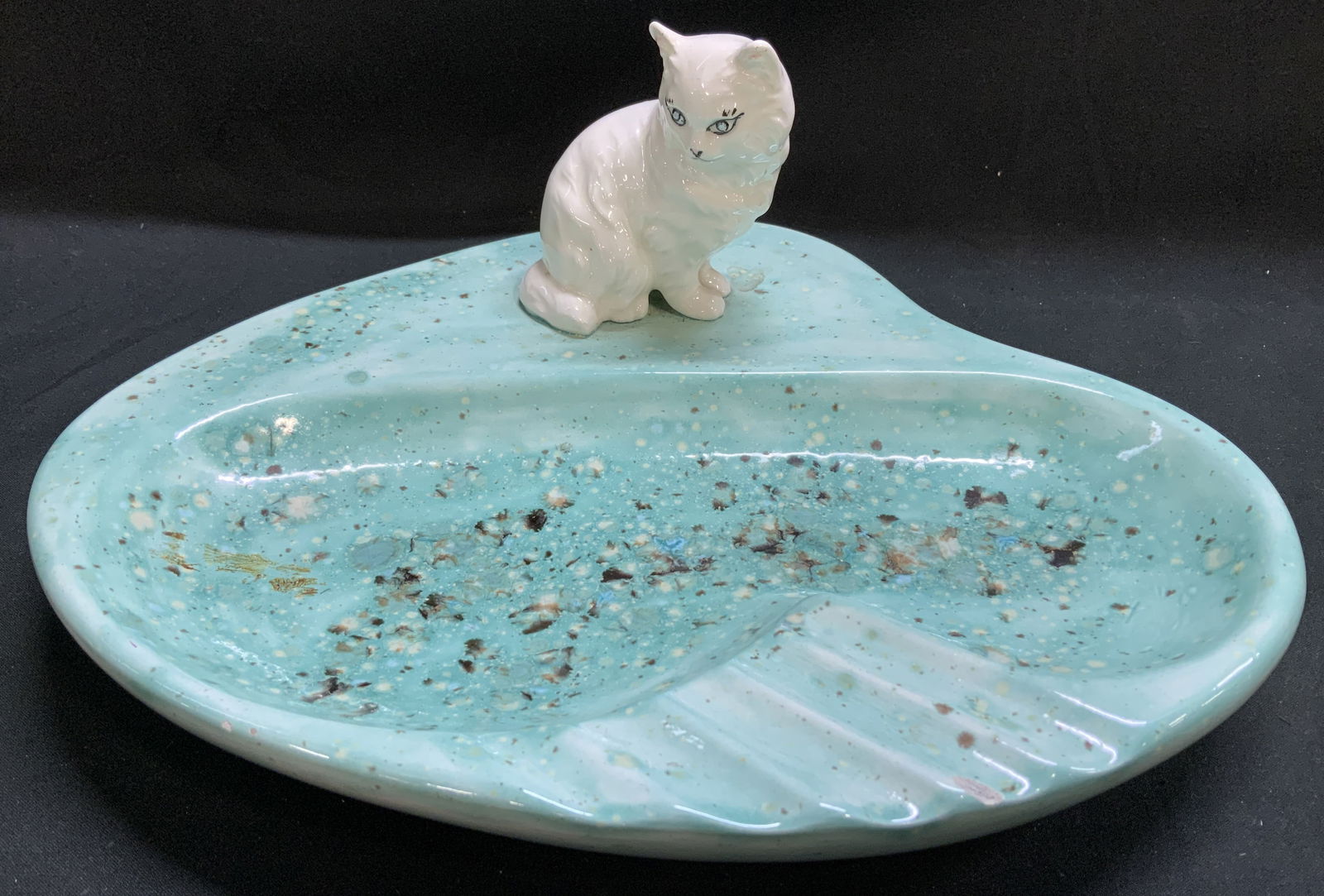 Vtg Persian Sitting Cat Turquoise Ceramic Ashtray: Ashtray features a distinctive turquoise speckled glaze with 5 cigarette rests. White Persian sitting cat perched on ashtray base. Glossy finish. Surface wear consistent to age, use & exposure. Measur