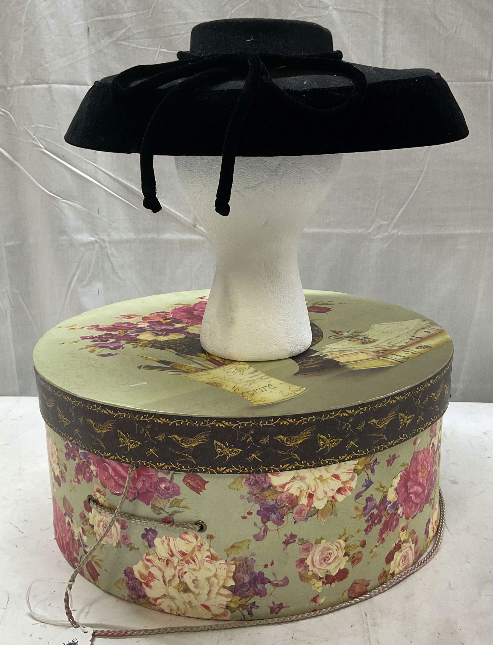 Montaldos Black Velvet Hat 1950s USA (1 of 9)