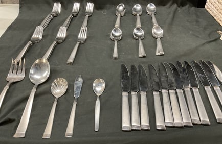 61 Wallace Stainless Steel Flatware Set