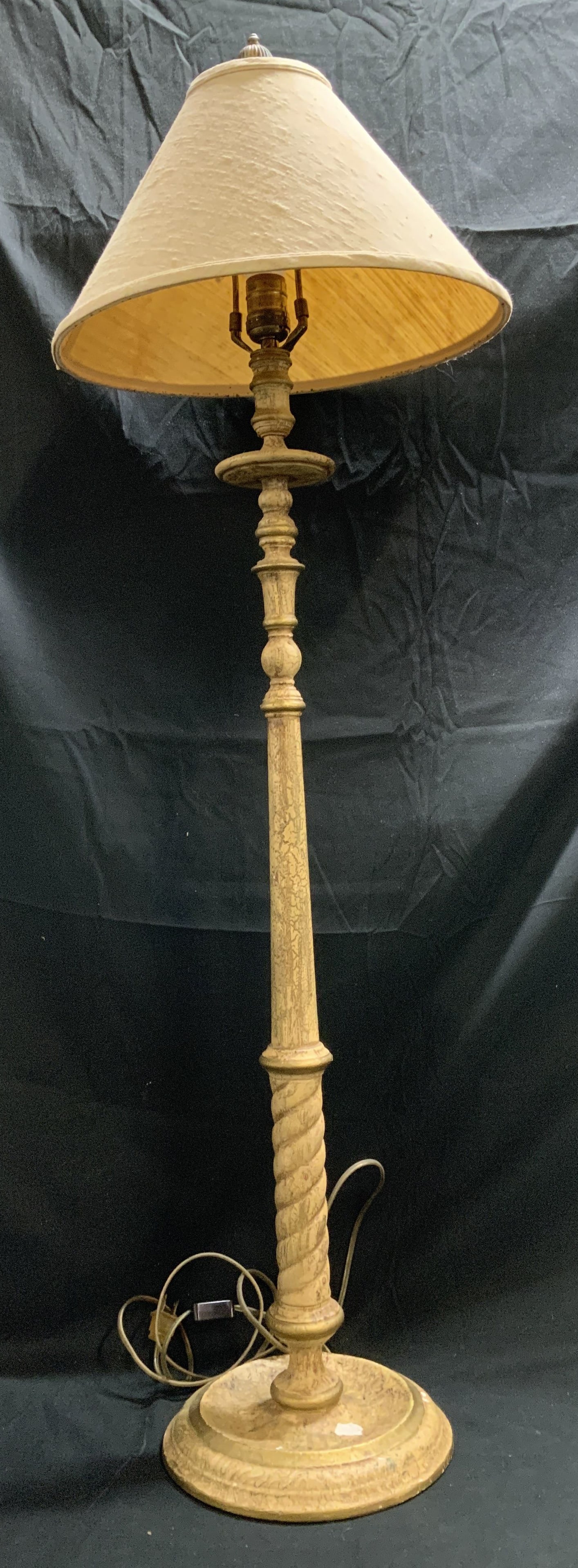 Vtg Carved Gilt Wood Twisted Column Floor Lamp: Tall vintage wooden floor lamp featuring a twisted lower column & hand-painted gilt accents. Round base & comes w fabric lampshade. Yellow toned. Surface wear consistent to age, use & exposure. Has no