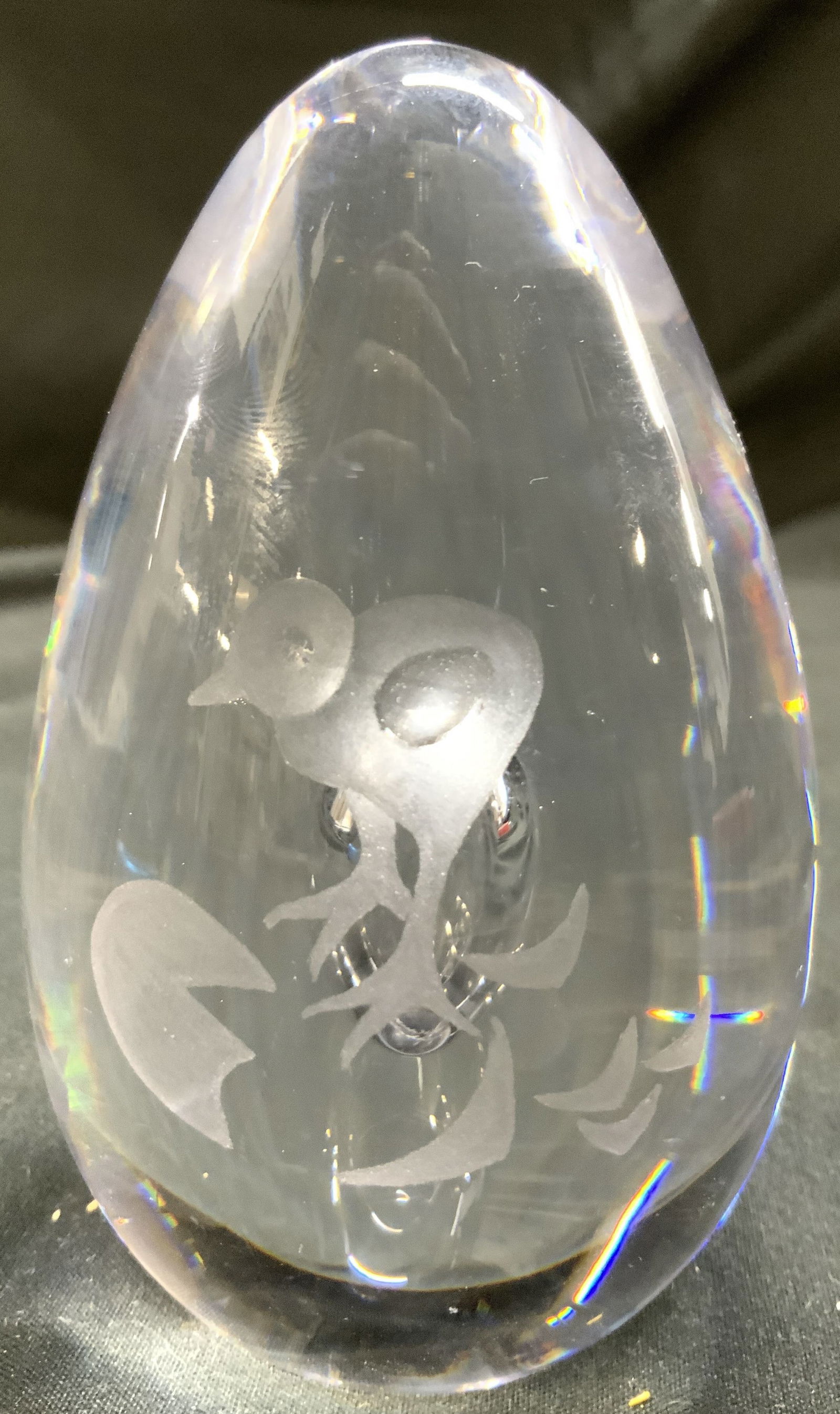 Kosta Boda Vicke Lindstrand Chick&Egg Bbl Pprwgt: Underside is KOSTA LINDSTAND 96769. Paperweight is crystal. Piece has egg form. Paperweight has frosted detail of chick hatching from an egg. Designed by VICKE LINDSTAND. Piece measures approximately
