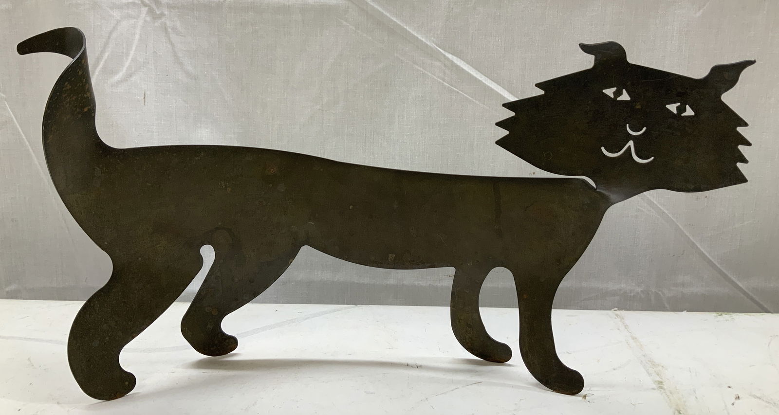 Vtg Sgnd Lesser Hand Carved Metal Cat Figurine: Figurine depicts a stylized, profile of a cat standing on all 4 legs w its tails raised. Facial details & saw-tooth edge. Piece is signed by David Lesser. Surface wear consistent to age, use & exposur