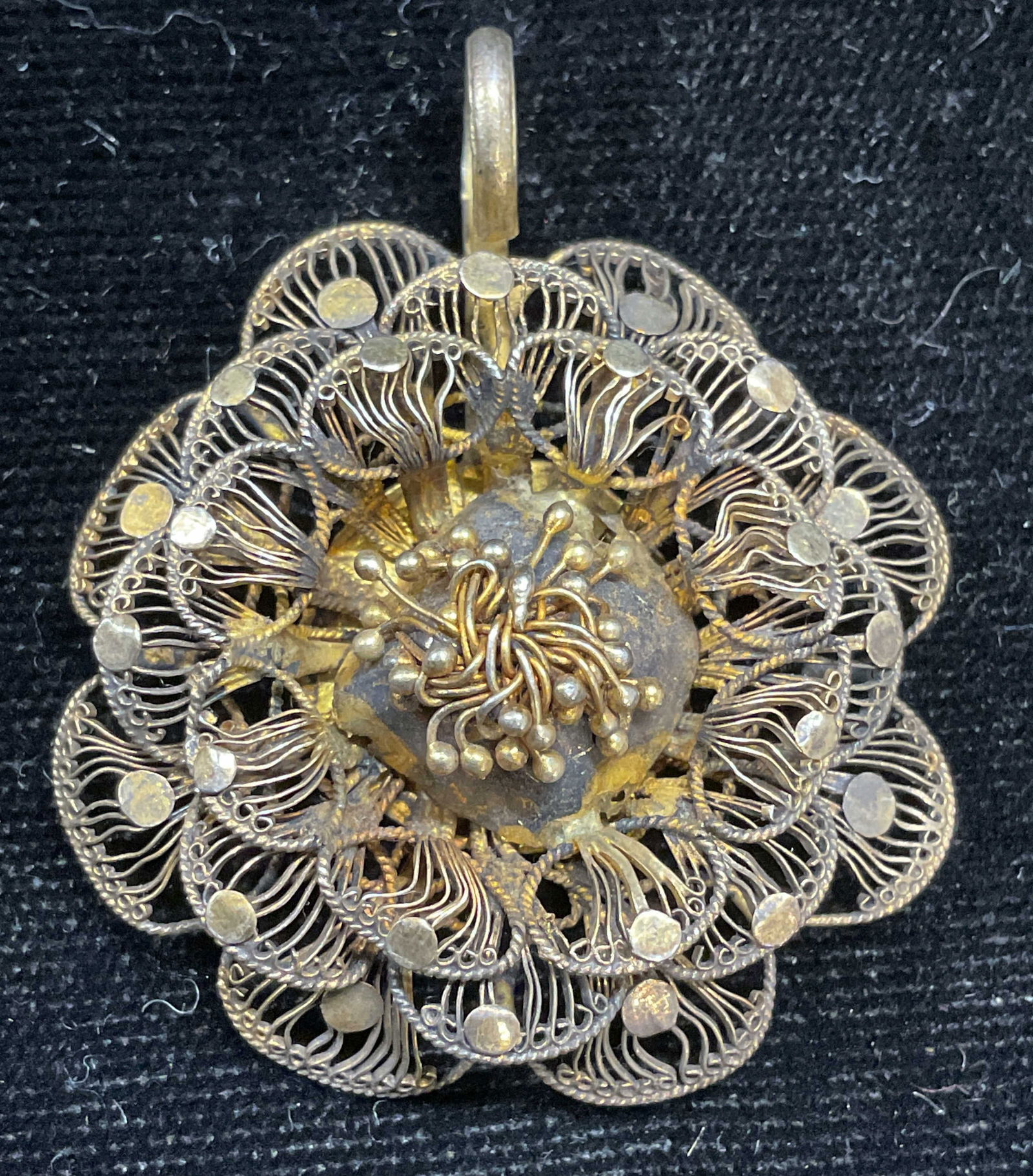 Vintage Gilt Silver Filigree Flower Pendant: Vintage gilt silver filigree flower motif pendant. Tests for silver using acid test. Measures approx 1.25 inches wide. Total weight 5.2 grams. Some scratching. Jewelry, estate jewelry, fine jewelry, c