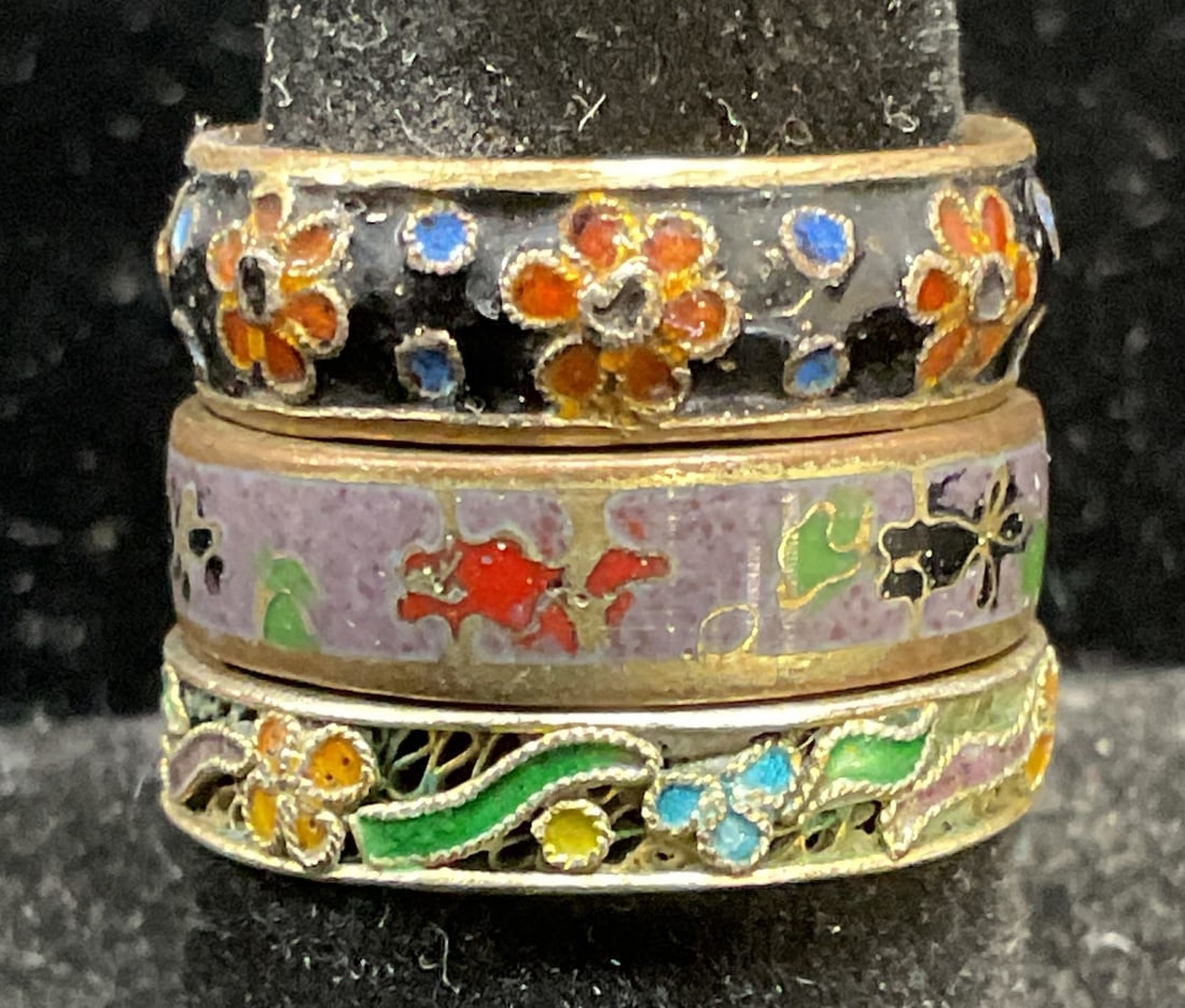 Lot 3 Purple Black Green Cloisonne Floral Rings: Lot of 3 cloisonne enamel rings in purple, black, and green with floral designs. Largest size 8.5. Some scratching. Jewelry, estate jewelry, costume jewelry, cocktail jewelry, fashion jewelry, accesso