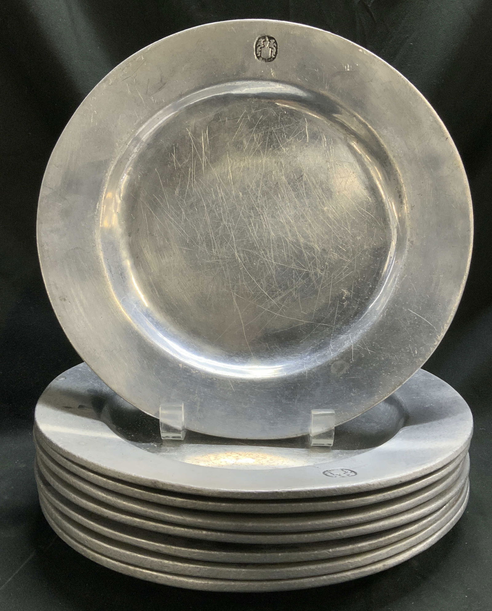 Set 8 Wilton Armetale Pewter Dinner Plates PA: Lot includes, set 8 vintage Wilton Armetale dinner plates. Plates are pewter material & silver toned. Pieces have weight. Visible hallmark stamped on rim. Signed & marked on underside. Reads, WILTON C