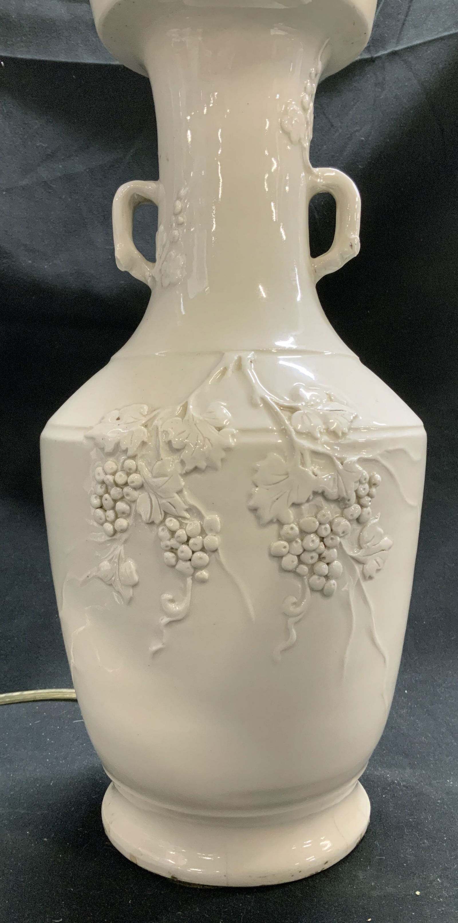 Vtg White Embossed Grape Cluster Table Lamp (1 of 6)