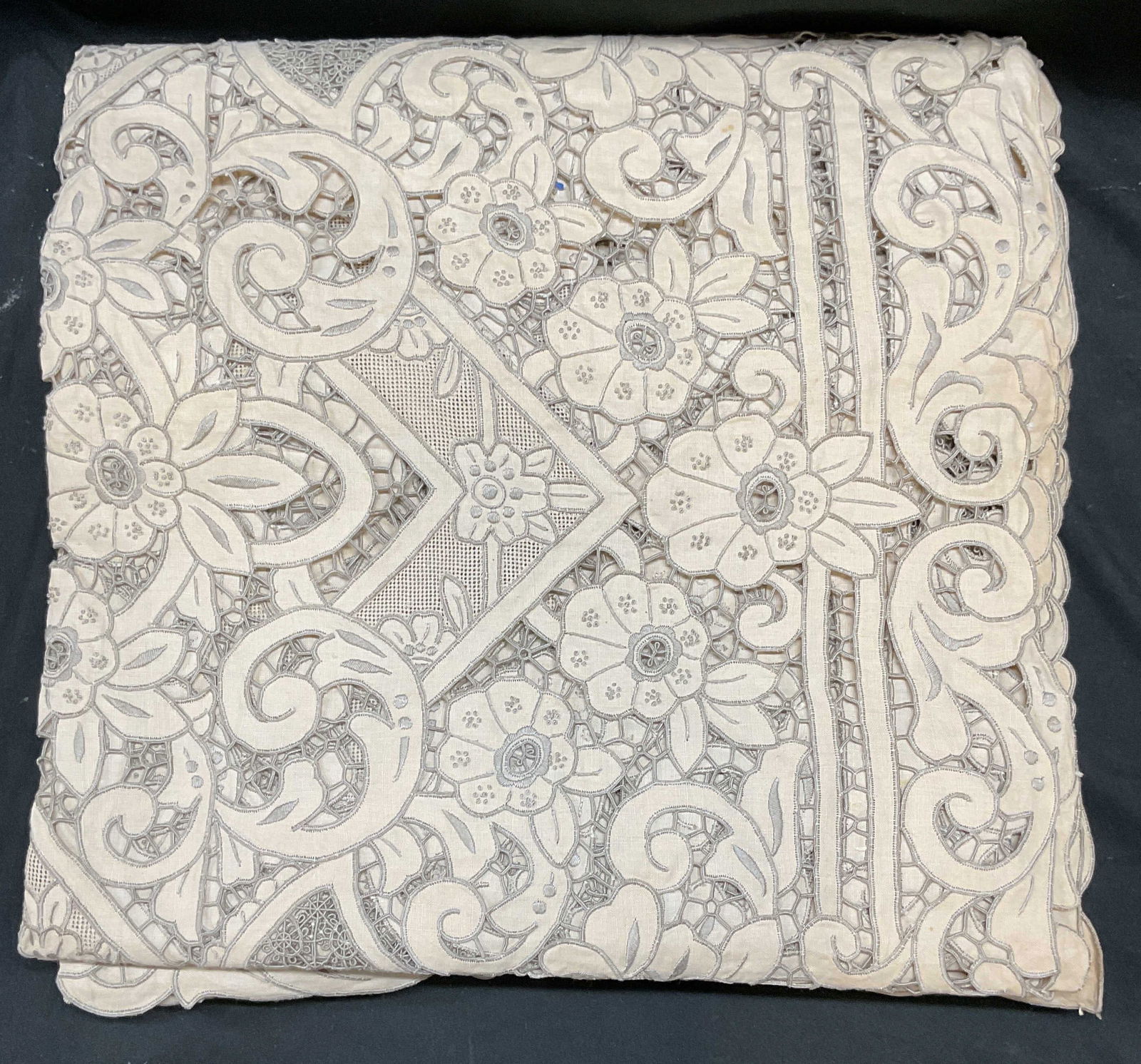 Vintage Beige Floral Lace Tablecloth (1 of 6)