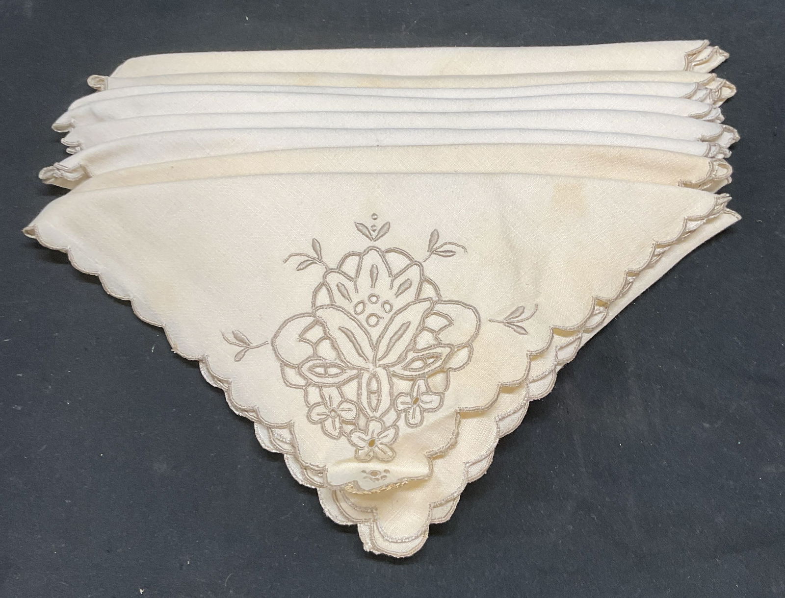 Set 8 Vtg White Embroidered Floral Linen Napkins (1 of 6)