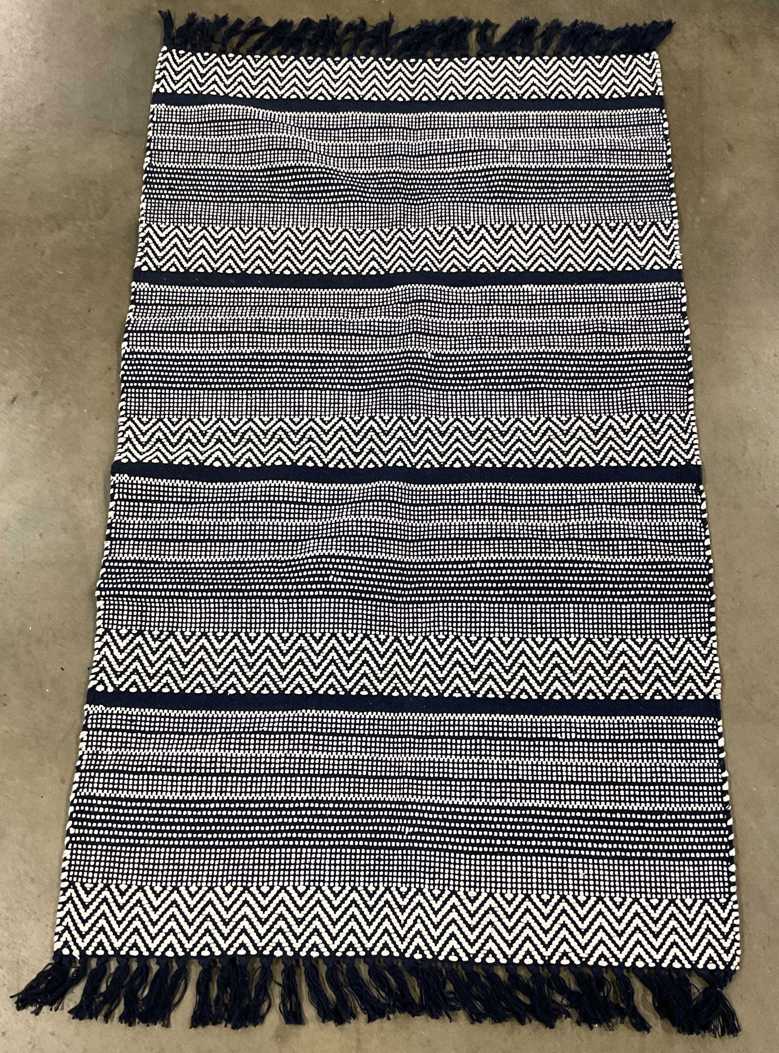 Hand Woven Blue White Geometric Area Rug NWOT 61in (1 of 6)