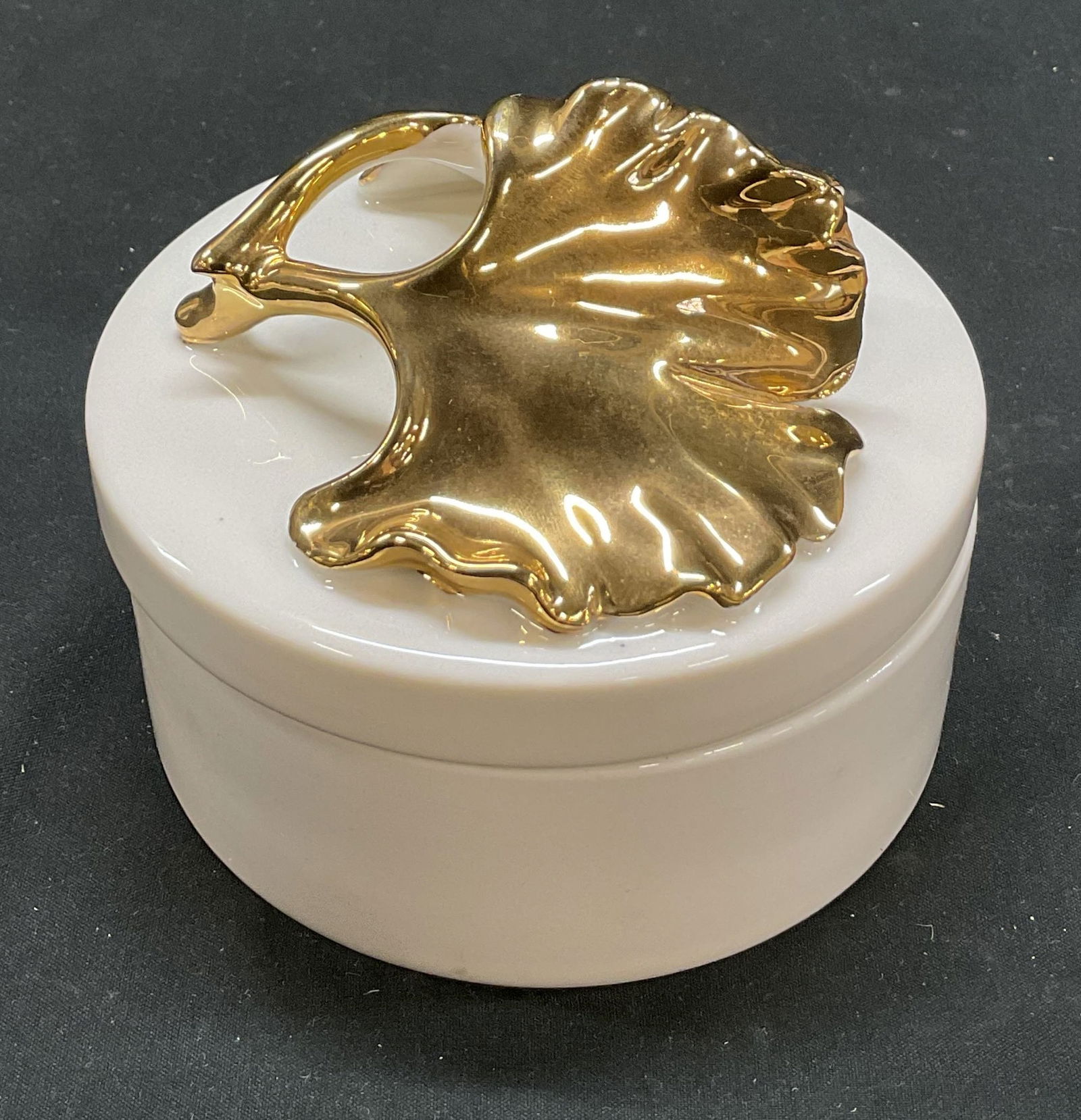 Tozai Home Ceramic Leaf Trinket Box W Lid (1 of 7)